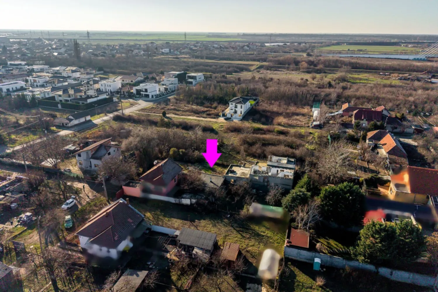 Teren 620 mp în Aradul Nou – lângă Tabacovici Residence | 105.000 € - Îți propun spre vânzare un teren de 620 mp, situat într-o zonă rezidențială liniștită din Aradul Nou, chiar lângă Tabacovici Residence – un cartier ales de oameni care își doresc confort, siguranță și intimitate.

Poziționare specială:
Terenul este amplasat pe o stradă înfundată, care deservește exclusiv această proprietate.
Fără trafic. Fără zgomot. Doar liniște.
Un loc unde te poți imagina trăind:
dimineți liniștite, o curte exact așa cum o visezi, o casă construită după regulile tale, într-o zonă unde vecinătățile sunt atent alese.

 Avantaje importante:
✔ suprafață ideală – 620 mp
✔ toate utilitățile disponibile
✔ zonă exclusivistă, cu potențial foarte bun de valorizare
✔ perfect pentru familie sau cuplu

Preț: 105.000 € | Comision 0% pentru cumpărător

Acesta nu este doar un teren.
Este locul unde poate începe povestea casei tale.

📞 Pentru detalii și vizionare:
Sebastian Nica – 0722 252 639

Nu dispui de toată suma? Te ajutăm noi gratuit! Îți obținem oferte de la 16 bănci.

Ai o proprietate de vânzare în Arad și vrei să știi cât valorează cu adevărat?
Sună-mă pentru o evaluare gratuită, fără obligații.

Birou: ACASĂ | Agenție imobiliară Arad
Bulevardul Decebal 2, Arad 310133