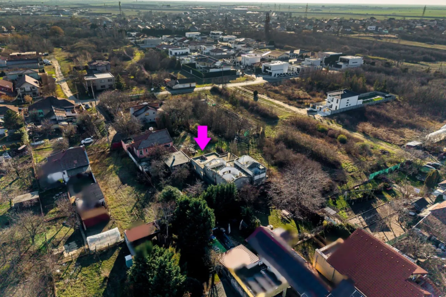 Teren 620 mp în Aradul Nou – lângă Tabacovici Residence | 105.000 € - Îți propun spre vânzare un teren de 620 mp, situat într-o zonă rezidențială liniștită din Aradul Nou, chiar lângă Tabacovici Residence – un cartier ales de oameni care își doresc confort, siguranță și intimitate.

Poziționare specială:
Terenul este amplasat pe o stradă înfundată, care deservește exclusiv această proprietate.
Fără trafic. Fără zgomot. Doar liniște.
Un loc unde te poți imagina trăind:
dimineți liniștite, o curte exact așa cum o visezi, o casă construită după regulile tale, într-o zonă unde vecinătățile sunt atent alese.

 Avantaje importante:
✔ suprafață ideală – 620 mp
✔ toate utilitățile disponibile
✔ zonă exclusivistă, cu potențial foarte bun de valorizare
✔ perfect pentru familie sau cuplu

Preț: 105.000 € | Comision 0% pentru cumpărător

Acesta nu este doar un teren.
Este locul unde poate începe povestea casei tale.

📞 Pentru detalii și vizionare:
Sebastian Nica – 0722 252 639

Nu dispui de toată suma? Te ajutăm noi gratuit! Îți obținem oferte de la 16 bănci.

Ai o proprietate de vânzare în Arad și vrei să știi cât valorează cu adevărat?
Sună-mă pentru o evaluare gratuită, fără obligații.

Birou: ACASĂ | Agenție imobiliară Arad
Bulevardul Decebal 2, Arad 310133