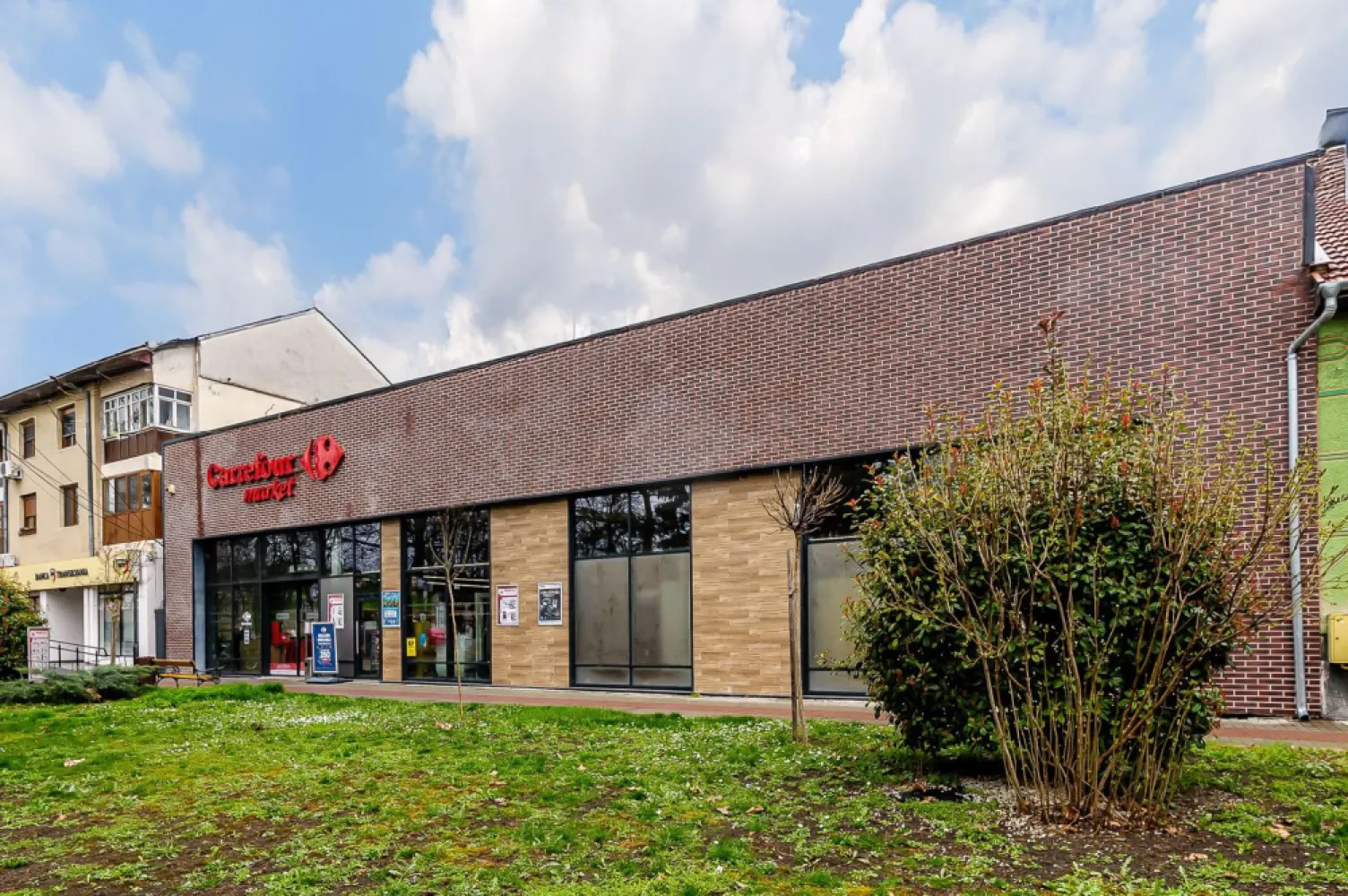 Spatiu comercial de vanzare cu chirias - De vânzare spațiu comercial închiriat – Nădlac, Piața Unirii (ultracentral)

Dacă urmărești un activ de tip „buy & hold”, cu chirie încasată anual și locație centrală, aici ai cifrele pe masă.
Preț: 800.000 EUR + TVA

Caracteristici proprietate:
868 mp construiți, pe teren de 1.654 mp
Vitrină 26 m – expunere directă, ușor de valorificat comercial
Înălțime 6,6 m – flexibilitate pentru diverse amenajări retail/logistică ușoară
Construcție 2018
98 KW putere instalată 

Important:
Locație ultracentrală, trafic pietonal și auto specific zonei centrale.
Format potrivit pentru retail alimentar, cu vizibilitate mare prin vitrina de 26 m.
Clădire relativ nouă (2018), cu potențial de costuri de mentenanță mai predictibile.
Retailul alimentar este, de regulă, o destinație de trafic constant.

Pentru detalii și vizionare apelați:
Florin Moș – 0721356746

Nu dispui de toată suma? Te ajutăm noi gratuit! Îți obținem oferte de la 16 bănci.

Ai o proprietate de vânzare în Arad și vrei să știi cât valorează cu adevărat?
Sună-mă pentru o evaluare gratuită, fără obligații.

Birou: ACASĂ | Agenție imobiliară Arad
Bulevardul Decebal 2, Arad 310133
