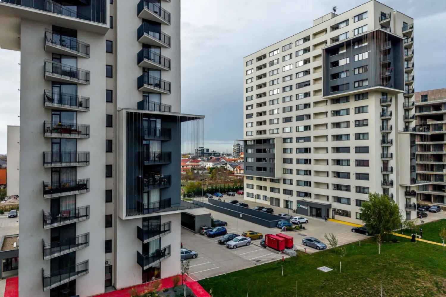 3 camere finisat la cheie – 71 mp + parcare subterană - Vă propunem spre vânzare un apartament nou cu 3 camere, excelent compartimentat, situat în XCity Towers, unul dintre cele mai apreciate și moderne ansambluri rezidențiale din Timișoara. Un proiect emblematic, gândit pentru un stil de viață urban premium și pentru investiții imobiliare sigure.

Apartamentul se vinde direct de la dezvoltator, cu predare în martie 2026, complet finisat la cheie, gata să devină fie locuința ideală, fie o investiție cu randament foarte bun.

Preț: 169.900 € + 21% TVA | Parcare subterană inclusă în preț
Contact: Sebastian Nica 0722 252 639

Caracteristici apartament:
• 3 camere, compartimentare modernă și eficientă
• Suprafață utilă: 71 mp
• Balcon + logie, spații exterioare perfect integrate
• Living luminos, cu vitraje mari și lumină naturală din plin
• Finisaje premium, atent alese

Dotări și beneficii:
• Încălzire în pardoseală și centrală termică proprie
• Sistem de climatizare modern
• Rolete electrice
• Sistem Smart Home
• Consum redus de energie, costuri mici de întreținere
• Materiale moderne, prietenoase cu mediul

Avantajele ansamblului XCity Towers:
• Arhitectură contemporană, design urban de impact
• Parc privat de aproximativ 6.000 mp pentru rezidenți
• Zone de relaxare și spații dedicate comunității
• Acces rapid la centre comerciale, transport public, școli și zone verzi
• Cerere ridicată la închiriere și potențial foarte bun de apreciere în timp

Pentru informații suplimentare, disponibilitate și planuri, vă stau la dispoziție: 
Sebastian Nica – 0722 252 639

Nu dispui de toată suma? Te ajutăm noi gratuit! Îți obținem oferte de la 16 bănci.

Atenție! Imaginile au caracter informativ, preluate din apartamente finalizate și finisate din cadrul complexului!