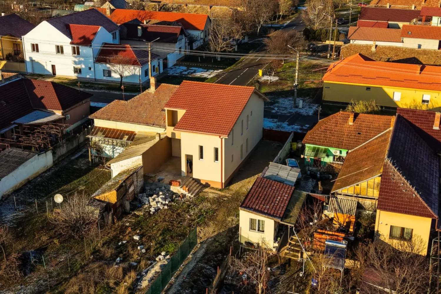 Casă nouă cu etaj semifinalizată, zonă liniștită în Aradul Nou - Vă ofer spre vânzare o casă nouă semifinalizată, cu etaj, 3 dormitoare și 2 balcoane, comision 0% la cumpărător. 

Detalii Proprietate:
Tip: Casă nouă cu etaj, edificată în 2023-2024, cu o suprafață construită de 233,35 mp
Suprafață teren: 588 mp
Camere: 4 (3 dormitoare, dintre care unul matrimonial cu baie proprie)
Băi: 3
Living: Spațios, ideal pentru momentele de relaxare
Bucătărie: Închisă, perfectă pentru gătit în liniște
Stadiu: Parterul este la tencuială gri, iar etajul este la roșu, oferind oportunitatea de a personaliza spațiul conform preferințelor tale.

Această casă reprezintă o oportunitate rară de a te bucura de confortul și liniștea unei zone excelente, perfectă pentru familii sau pentru cei care doresc să investească într-un cămin de vis.

Pentru detalii și vizionare contactați-mă la: 0724 694 458 Dorel Vereș Consultant Imobiliar Acasă Arad
Nu dispui de toată suma? Te ajutăm noi gratuit! Îți obținem oferte de la 16 bănci.

Ai o proprietate de vânzare în Arad și vrei să știi cât valorează cu adevărat?

Sună-mă pentru o evaluare gratuită, fără obligații.

Birou: ACASĂ | Agenție imobiliară Arad

Bulevardul Decebal 2, Arad 310133