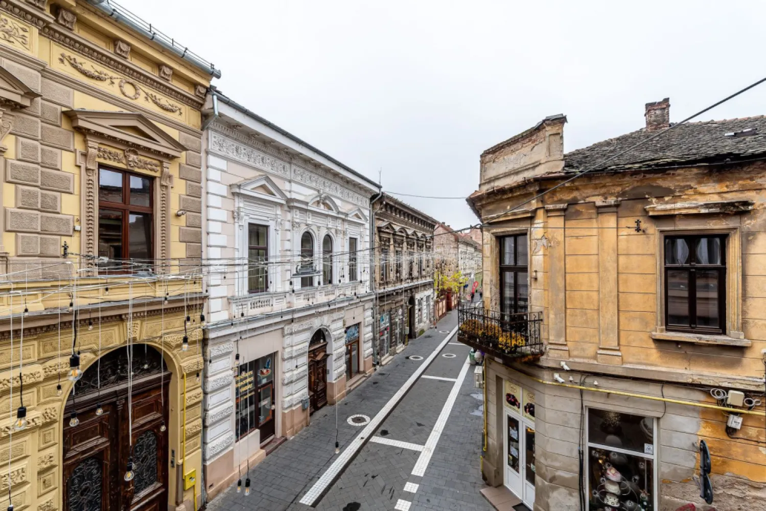 Apartament spatios cu 3 camere de LUX pe Metianu Comision 0 - Comision 0%
Descoperă eleganța și rafinamentul într-un apartament spectaculos, situat la etajul 1, cu o compartimentare inteligentă și finisaje premium.

🏡 Detalii care fac diferența:
✔️ 3 camere spațioase, luminoase și moderne
✔️ 2 băi
✔️ Centrală proprie pe gaz – confort și eficiență energetică
✔️ Terasă generoasă, ideală pentru relaxare sau seri elegante
✔️ Suprafață utilă: 145 mp – un spațiu rar întâlnit în oraș

📍 Localizare excelentă pe strada Metianu, într-o zonă liniștită și accesibilă, aproape de principalele puncte de interes.

Un apartament de lux, creat pentru cei care apreciază calitatea și confortul absolut.

📞 Pentru detalii și programarea unei vizionări:
Blaga Flavius – 0754467525 Consultant imobiliar acreditat APAIR (Asociația Profesională a Agenților Imobiliari din România)

Nu dispui de toată suma? Te ajutăm noi gratuit! Îți obținem oferte de la 16 bănci.
Ai o proprietate de vânzare în Arad și vrei să știi cât valorează cu adevărat?

Birou: ACASĂ | Agenție imobiliară Arad
Adresă: Bulevardul Decebal 2, Arad 310133