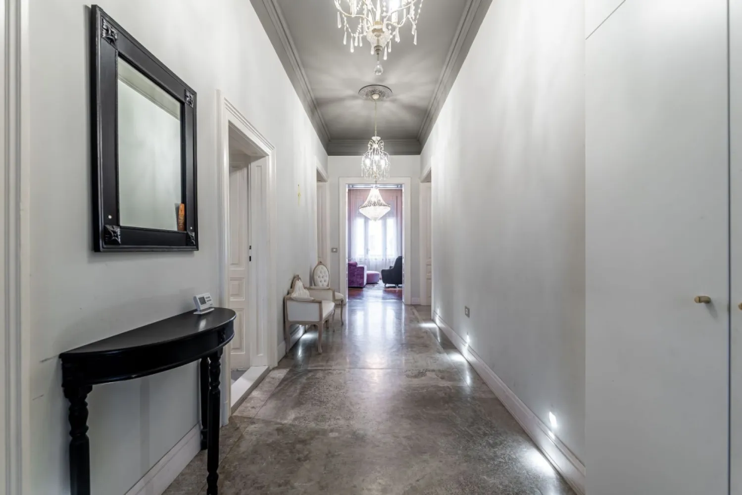 Apartament spatios cu 3 camere de LUX pe Metianu Comision 0 - Comision 0%
Descoperă eleganța și rafinamentul într-un apartament spectaculos, situat la etajul 1, cu o compartimentare inteligentă și finisaje premium.

🏡 Detalii care fac diferența:
✔️ 3 camere spațioase, luminoase și moderne
✔️ 2 băi
✔️ Centrală proprie pe gaz – confort și eficiență energetică
✔️ Terasă generoasă, ideală pentru relaxare sau seri elegante
✔️ Suprafață utilă: 145 mp – un spațiu rar întâlnit în oraș

📍 Localizare excelentă pe strada Metianu, într-o zonă liniștită și accesibilă, aproape de principalele puncte de interes.

Un apartament de lux, creat pentru cei care apreciază calitatea și confortul absolut.

📞 Pentru detalii și programarea unei vizionări:
Blaga Flavius – 0754467525 Consultant imobiliar acreditat APAIR (Asociația Profesională a Agenților Imobiliari din România)

Nu dispui de toată suma? Te ajutăm noi gratuit! Îți obținem oferte de la 16 bănci.
Ai o proprietate de vânzare în Arad și vrei să știi cât valorează cu adevărat?

Birou: ACASĂ | Agenție imobiliară Arad
Adresă: Bulevardul Decebal 2, Arad 310133