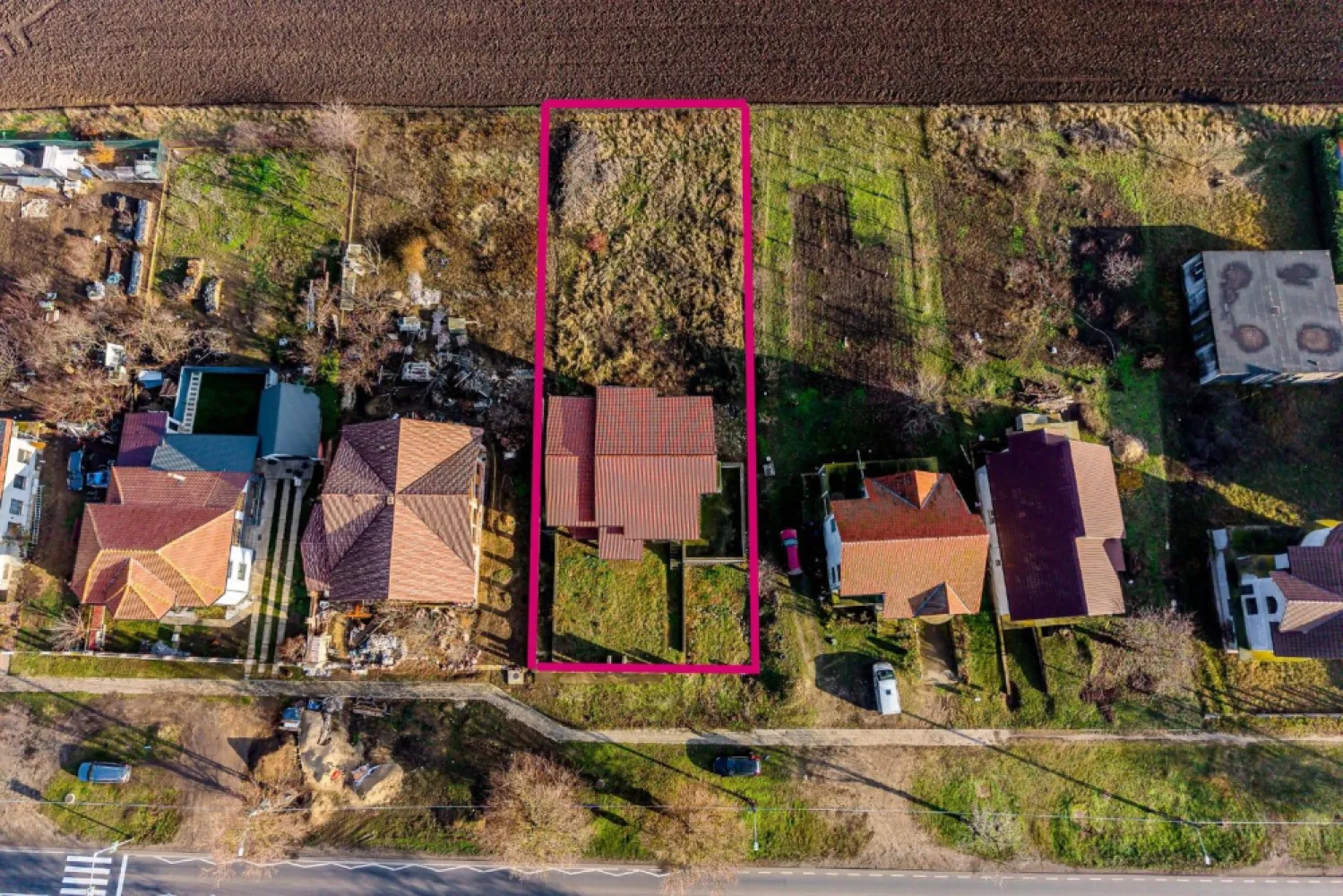 Casă spatioasa, construcție nouă – Zimandu Nou Teren 998 mp Comision 0 - Comision 0%
Vă propunem spre vânzare o casă individuală, construcție nouă, situată în Zimandu Nou, ideală pentru cei care își doresc o proprietate solidă, generoasă ca suprafață, pe care să o personalizeze după propriul gust.

Proprietatea este edificată pe un teren de 998 mp și dispune de o suprafață utilă de 325 mp, oferind spațiu amplu pentru o familie mare sau pentru multiple zone funcționale. Casa este semifinisată, la gri, atât la interior, cât și la exterior, iar demisolul este finalizat, gata pentru utilizare imediată.

Imobilul beneficiază de toate utilitățile: gaz, curent, apă și canalizare. Este dotat cu garaj, terasă, acoperiș din țiglă și rolete electrice, fiind construit cu atenție la detalii și durabilitate.

Un avantaj important îl reprezintă valoarea investiției: prețul este sub costul actual de construire, raportat la un cost de aproximativ 265 euro/mp construit, fără a include valoarea terenului – o oportunitate rară pe piață.

🏡 Predare imediată – ideală pentru cei care doresc să finalizeze rapid amenajările și să se mute sau să investească inteligent.

📍 Localizare: Zimandu Nou
📐 Teren: 998 mp
🏠 Suprafață utilă: 325 mp
🔧 Stadiu: semifinisat (la gri)
🚗 Garaj | Terasă | Rolete electrice | Toate utilitățile

📞 Pentru detalii și programarea unei vizionări:
Blaga Flavius – 0754467525 Consultant imobiliar acreditat APAIR (Asociația Profesională a Agenților Imobiliari din România)

Nu dispui de toată suma? Te ajutăm noi gratuit! Îți obținem oferte de la 16 bănci.
Ai o proprietate de vânzare în Arad și vrei să știi cât valorează cu adevărat?

Birou: ACASĂ | Agenție imobiliară Arad
Adresă: Bulevardul Decebal 2, Arad 310133