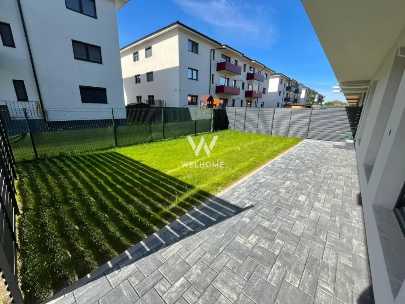 Apartament modern 3 camere cu gradina in Selimbar, Regina Residence - Apartament 3 camere cu gradina 80 mp - ansamblul Regina Residence, str. Triajului - Suprafata utila: 68.26 mp + gradina 80 mp Se afla la parterul unei vile moderne cu regim de inaltime P+2E. Compartimentare practica: living generos cu bucatarie deschisa, 2 dormitoare, 2 bai, hol. Apartament luminos, pozitionat spre sud. Se vinde complet mobilat-utilat, cu tot ce este necesar. Gata de mutare! Situat intr-un cartier de vile moderne, linistit si aerisit. Zona este amenajata, pavata si iluminata stradal. Apartamentul beneficiaza de 2 locuri de parcare. Liber de sarcini, se poate achizitiona atat prin credit ipotecar sau surse proprii. Pret: 169.990 Euro Telefon: 0747.639.802 }}