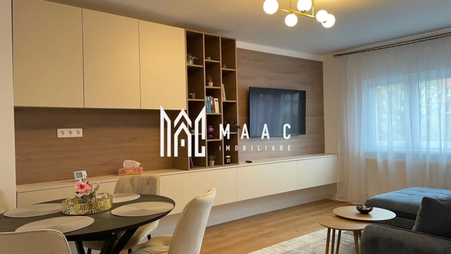 Apartament 3 camere | 70 MPU | Etaj 1 | Terezian - MAAC Imobiliare vă propune spre vânzare un apartament cu 3 camere, complet decomandat, situat la etajul 1, într-o zonă foarte bună a Sibiului, la aproximativ 14 minute de mers pe jos de Centrul Istoric – Piața Mică. Apartamentul a fost complet renovat recent, utilizând materiale și finisaje de calitate superioară, fiind potrivit atât pentru locuință proprie, cât și pentru investiție (închiriere pe termen lung sau regim hotelier). Caracteristici principale: 3 camere complet decomandate, fiecare dotată cu: pat dublu premium 160×200 televizor propriu una dintre camere dispune de birou Bucătărie separată, complet mobilată și utilată: plită cu inducție hotă cuptor electric cuptor cu microunde mașină de spălat vase mașină de spălat rufe (toate electrocasnicele sunt încorporabile) 2 băi moderne: una cu duș una de serviciu Apartament complet mobilat și utilat premium, cu mobilier și echipamente noi Instalații electrice și sanitare schimbate integral Centrală termică proprie Ariston, în condensare Avantaje suplimentare: 2 boxe situate la subsolul tehnic al blocului Bloc bine întreținut Zonă liniștită, cu acces rapid către: centru magazine școli mijloace de transport în comun Pentru mai multe detalii precizati telefonic ca ati vazut anuntul cu ID: CP2862060 }}