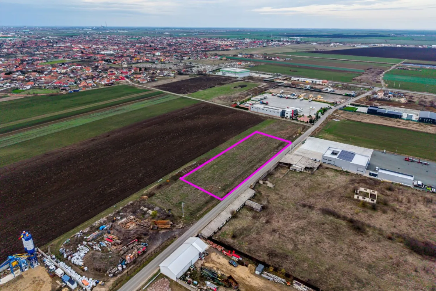 Teren cu acces DN7 și A1, ideal pentru dezvoltări industriale - Vă oferim spre vănzare un teren excepțional în Vladimirescu, Arad, cu acces direct la DN7 și centura Vladimirescu-Arad, legatura cu Autostrada A1, una dintre cele mai importante rute de transport din zonă.

Suprafață: 7000 mp cu front stradal de 163 m
Locație: Vladimirescu, cu acces facil la DN7 și Centura Vladimirescu Arad
Vizibilitate: Excepțională, datorită amplasării la 350 m de DN7 și 700 m de Centura.
Destinație: Potrivit pentru dezvoltări comerciale, industriale și economice.

Avantaje:
-Accesibilitate: Conexiune directă la DN7, facilitând logistica și transportul
-Potențial de dezvoltare: Situat într-o zonă în plină expansiune economică, ideal pentru investiții pe termen lung
-Infrastructură: Aproape de orașul Arad, acces facil la Autostrada A1 și de alte facilități esențiale

Preț de listare: 40 Euro/mp
Terenul este parcelat in 7 CF-uri a cate 1000 mp cu front stradal de 23,5m fiecare,(se vand toate parcelele)

Vânzarea se poate realiza rapid, la final de an.
Pentru vizionare și detalii: 0757 662 907 Andrei Caracioni, consultant imobiliar Acasa Arad.
Comision 0 la cumparare!

Nu dispui de toată suma? Te ajutăm noi gratuit!
Îți obținem oferte de creditare de la 16 bănci.

Ai o proprietate de vânzare în Arad și vrei să știi cât valorează cu adevărat?
Sună-mă pentru o evaluare gratuită, fără obligații.

Birou: ACASĂ | Agenție imobiliară Arad
Bulevardul Decebal 2, Arad 310133

Cod proprietate: CP2838086