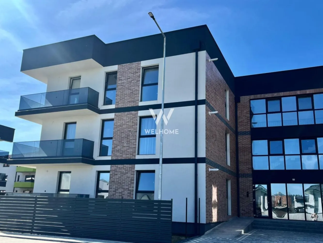 Apartament modern 3 camere cu gradina in Selimbar, Regina Residence - Apartament 3 camere cu gradina 80 mp - ansamblul Regina Residence, str. Triajului - Suprafata utila: 68.26 mp + gradina 80 mp Se afla la parterul unei vile moderne cu regim de inaltime P+2E. Compartimentare practica: living generos cu bucatarie deschisa, 2 dormitoare, 2 bai, hol. Apartament luminos, pozitionat spre sud. Se vinde complet mobilat-utilat, cu tot ce este necesar. Gata de mutare! Situat intr-un cartier de vile moderne, linistit si aerisit. Zona este amenajata, pavata si iluminata stradal. Apartamentul beneficiaza de 2 locuri de parcare. Liber de sarcini, se poate achizitiona atat prin credit ipotecar sau surse proprii. Pret: 169.990 Euro Telefon: 0747.639.802 }}