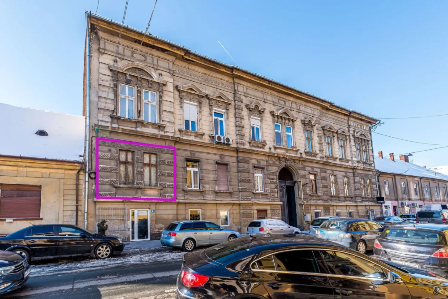 Apartament ultracentral Arad - str. Lucian Blaga - Preț: 80.000 EUR | Comision 0%
113 mp utili | Parter înalt

Vă prezint un apartament amplu, situat pe strada Lucian Blaga, într-o zonă ultracentrală cu acces rapid către principalele puncte de interes ale orașului. Proprietatea se află la parterul înalt al unui imobil solid, iar suprafața utilă de 113 mp permite configurarea unui spațiu adaptat atât locuirii, cât și activităților profesionale.

Interiorul este format din două camere, un living generos, antreu, baie și bucătărie. Spațiul necesită renovare completă, ceea ce oferă libertatea de a-l reamenaja integral, în funcție de stilul și nevoile viitorului proprietar. 

Camerele sunt mari, cu proporții specifice clădirilor istorice, iar holul central poate fi reorganizat pentru a eficientiza circulația sau pentru a crea zone suplimentare de depozitare.

Parterul înalt oferă un nivel bun de intimitate și siguranță, fără dezavantajele parterelor clasice.

Strada Lucian Blaga este cunoscută pentru poziționarea sa echilibrată: suficient de aproape de centrul orașului pentru a avea acces rapid la transport, magazine, școli și zone verzi, dar în același timp ferită de aglomerația arterelor principale.

Este o proprietate potrivită pentru cei care caută suprafețe mari, flexibilitate în amenajare și un amplasament central cu potențial pe termen lung.

📞 Pentru detalii sau programarea unei vizionări: Andreea Szuchanszki – 0742 267 773 (telefon / WhatsApp)

💳 Dacă ai nevoie de finanțare, îți pot obține gratuit oferte de la 16 bănci.
🏡 Ai o proprietate de vânzare în Arad? Îți ofer o evaluare gratuită, fără obligații.

🏢 ACASĂ | Agenție imobiliară Arad
Bulevardul Decebal 2, Arad 310133