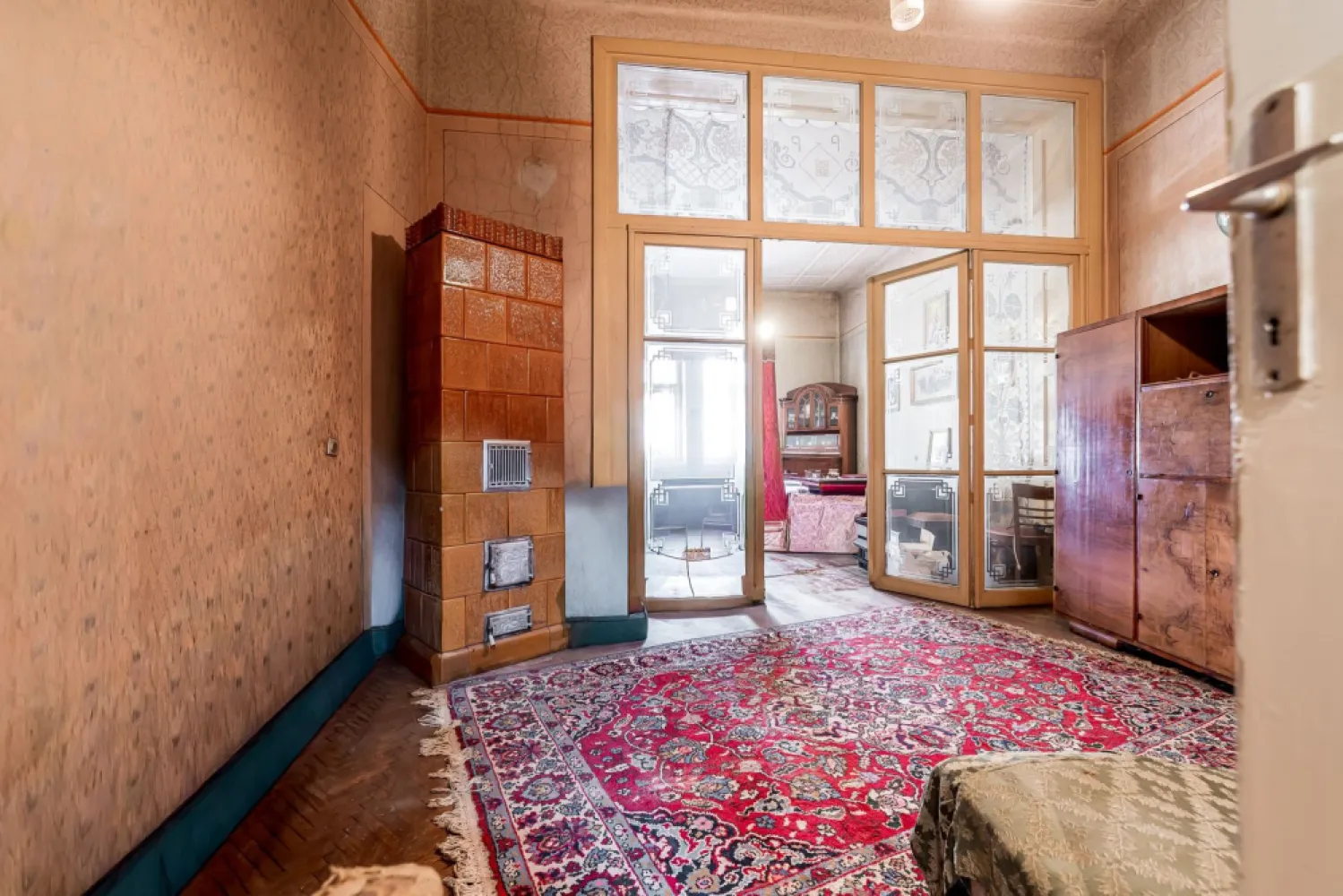 Apartament ultracentral Arad - str. Lucian Blaga - Preț: 80.000 EUR | Comision 0%
113 mp utili | Parter înalt

Vă prezint un apartament amplu, situat pe strada Lucian Blaga, într-o zonă ultracentrală cu acces rapid către principalele puncte de interes ale orașului. Proprietatea se află la parterul înalt al unui imobil solid, iar suprafața utilă de 113 mp permite configurarea unui spațiu adaptat atât locuirii, cât și activităților profesionale.

Interiorul este format din două camere, un living generos, antreu, baie și bucătărie. Spațiul necesită renovare completă, ceea ce oferă libertatea de a-l reamenaja integral, în funcție de stilul și nevoile viitorului proprietar. 

Camerele sunt mari, cu proporții specifice clădirilor istorice, iar holul central poate fi reorganizat pentru a eficientiza circulația sau pentru a crea zone suplimentare de depozitare.

Parterul înalt oferă un nivel bun de intimitate și siguranță, fără dezavantajele parterelor clasice.

Strada Lucian Blaga este cunoscută pentru poziționarea sa echilibrată: suficient de aproape de centrul orașului pentru a avea acces rapid la transport, magazine, școli și zone verzi, dar în același timp ferită de aglomerația arterelor principale.

Este o proprietate potrivită pentru cei care caută suprafețe mari, flexibilitate în amenajare și un amplasament central cu potențial pe termen lung.

📞 Pentru detalii sau programarea unei vizionări: Andreea Szuchanszki – 0742 267 773 (telefon / WhatsApp)

💳 Dacă ai nevoie de finanțare, îți pot obține gratuit oferte de la 16 bănci.
🏡 Ai o proprietate de vânzare în Arad? Îți ofer o evaluare gratuită, fără obligații.

🏢 ACASĂ | Agenție imobiliară Arad
Bulevardul Decebal 2, Arad 310133