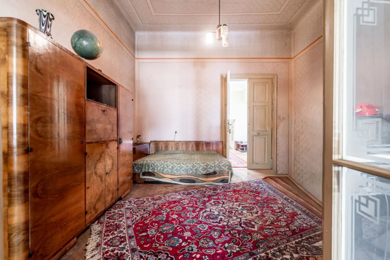Apartament ultracentral Arad - str. Lucian Blaga - Preț: 80.000 EUR | Comision 0%
113 mp utili | Parter înalt

Vă prezint un apartament amplu, situat pe strada Lucian Blaga, într-o zonă ultracentrală cu acces rapid către principalele puncte de interes ale orașului. Proprietatea se află la parterul înalt al unui imobil solid, iar suprafața utilă de 113 mp permite configurarea unui spațiu adaptat atât locuirii, cât și activităților profesionale.

Interiorul este format din două camere, un living generos, antreu, baie și bucătărie. Spațiul necesită renovare completă, ceea ce oferă libertatea de a-l reamenaja integral, în funcție de stilul și nevoile viitorului proprietar. 

Camerele sunt mari, cu proporții specifice clădirilor istorice, iar holul central poate fi reorganizat pentru a eficientiza circulația sau pentru a crea zone suplimentare de depozitare.

Parterul înalt oferă un nivel bun de intimitate și siguranță, fără dezavantajele parterelor clasice.

Strada Lucian Blaga este cunoscută pentru poziționarea sa echilibrată: suficient de aproape de centrul orașului pentru a avea acces rapid la transport, magazine, școli și zone verzi, dar în același timp ferită de aglomerația arterelor principale.

Este o proprietate potrivită pentru cei care caută suprafețe mari, flexibilitate în amenajare și un amplasament central cu potențial pe termen lung.

📞 Pentru detalii sau programarea unei vizionări: Andreea Szuchanszki – 0742 267 773 (telefon / WhatsApp)

💳 Dacă ai nevoie de finanțare, îți pot obține gratuit oferte de la 16 bănci.
🏡 Ai o proprietate de vânzare în Arad? Îți ofer o evaluare gratuită, fără obligații.

🏢 ACASĂ | Agenție imobiliară Arad
Bulevardul Decebal 2, Arad 310133