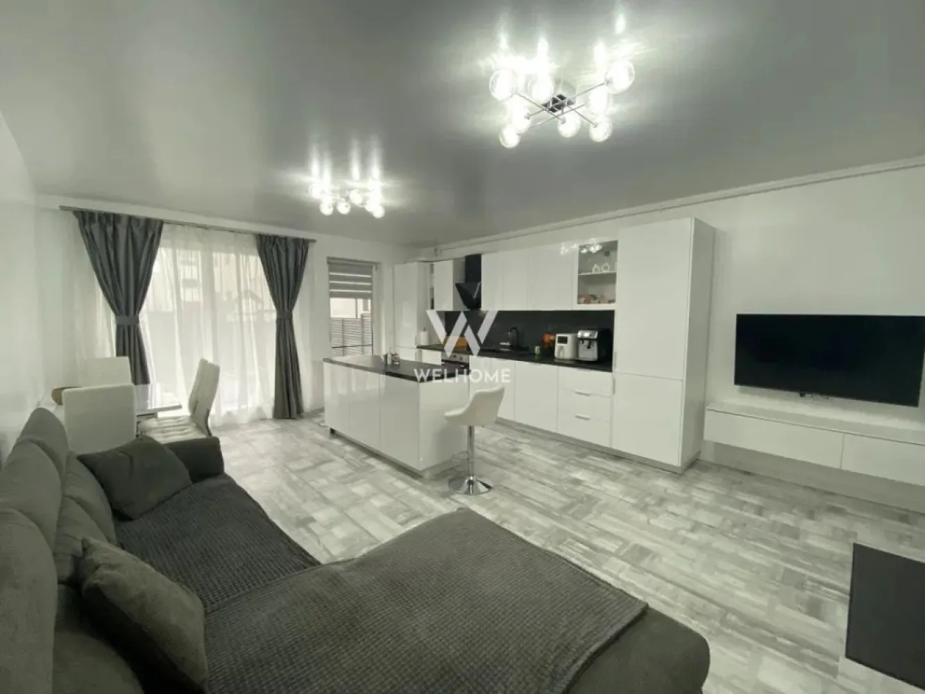 Apartament modern 3 camere cu gradina in Selimbar, Regina Residence - Apartament 3 camere cu gradina 80 mp - ansamblul Regina Residence, str. Triajului - Suprafata utila: 68.26 mp + gradina 80 mp Se afla la parterul unei vile moderne cu regim de inaltime P+2E. Compartimentare practica: living generos cu bucatarie deschisa, 2 dormitoare, 2 bai, hol. Apartament luminos, pozitionat spre sud. Se vinde complet mobilat-utilat, cu tot ce este necesar. Gata de mutare! Situat intr-un cartier de vile moderne, linistit si aerisit. Zona este amenajata, pavata si iluminata stradal. Apartamentul beneficiaza de 2 locuri de parcare. Liber de sarcini, se poate achizitiona atat prin credit ipotecar sau surse proprii. Pret: 169.990 Euro Telefon: 0747.639.802 }}