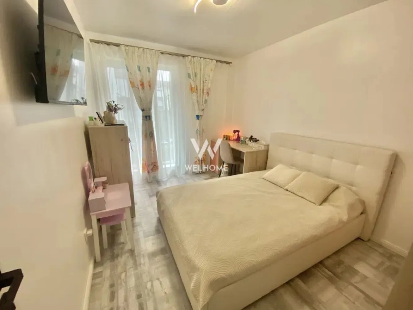 Apartament modern 3 camere cu gradina in Selimbar, Regina Residence - Apartament 3 camere cu gradina 80 mp - ansamblul Regina Residence, str. Triajului - Suprafata utila: 68.26 mp + gradina 80 mp Se afla la parterul unei vile moderne cu regim de inaltime P+2E. Compartimentare practica: living generos cu bucatarie deschisa, 2 dormitoare, 2 bai, hol. Apartament luminos, pozitionat spre sud. Se vinde complet mobilat-utilat, cu tot ce este necesar. Gata de mutare! Situat intr-un cartier de vile moderne, linistit si aerisit. Zona este amenajata, pavata si iluminata stradal. Apartamentul beneficiaza de 2 locuri de parcare. Liber de sarcini, se poate achizitiona atat prin credit ipotecar sau surse proprii. Pret: 169.990 Euro Telefon: 0747.639.802 }}