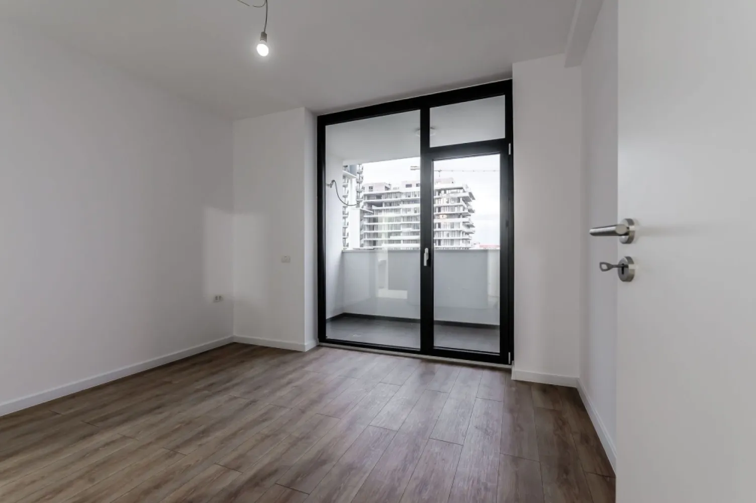 Apartament nou cu 3 camere în X-City Towers – Direct de la dezvoltator - Acest apartament situat la etajul 12 în ansamblul X-City Towers oferă un echilibru excelent între confort, funcționalitate și calitatea vieții de zi cu zi. Spațiul util de 67,17 m², plus balconul și logia însumând 9,99 m², este gândit pentru a răspunde nevoilor unei familii moderne sau ale unui cumpărător care își dorește o locuință solidă, într-o zonă cu potențial de creștere. Compartimentarea este eficientă: trei camere luminoase, două băi, un dressing bine proporționat și cele două spații exterioare care aduc un plus de libertate și confort, indiferent dacă sunt folosite pentru relaxare, lucru sau depozitare ușoară.

Apartamentul se predă finisat, cu obiecte sanitare incluse, ceea ce îi oferă viitorului proprietar siguranța unei mutări fără complicații. Clădirea dispune de lift, iar locul de parcare subteran inclus în preț conferă un nivel suplimentar de confort și protecție, un detaliu tot mai apreciat în noile dezvoltări urbane.

Zona în care se află X-City Towers este una dintre cele mai dinamice din Timișoara, susținută de infrastructură modernă și de acces rapid la școli, grădinițe, servicii medicale, centre comerciale și restaurante. Cei peste 10.000 m² de spații verzi creează un cadru plăcut pentru timp petrecut în aer liber, sport sau momente de relaxare după o zi încărcată. Dezvoltarea continuă a cartierului aduce un avantaj clar pentru oricine își dorește o investiție stabilă, cu perspectivă de creștere în timp.

Apartamentul se vinde direct de la dezvoltator și reprezintă o alegere potrivită atât pentru locuire, cât și pentru investiție, într-o zonă care oferă confort, liniște și valoare pe termen lung.

Preț pentru persoană juridică (plătitioare de TVA): 143.278 euro
Preț pentru persoană fizică: 173.366 euro 

ATENȚIE! Poze cu titlu ilustrativ.

Pentru informații suplimentare sau programarea unei vizionări, vă invit să mă contactați.
Jasmina Uglesits - 0740814770