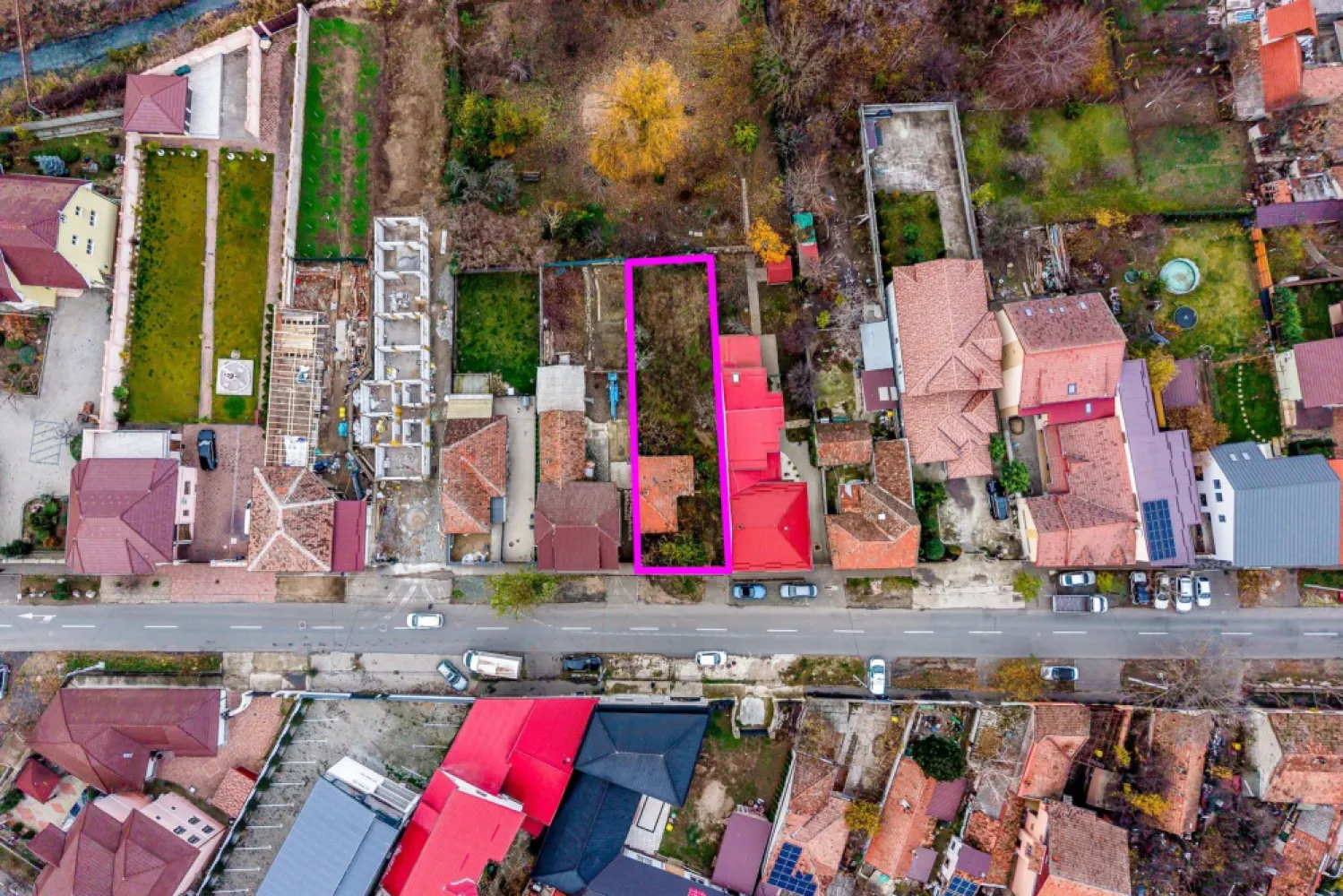 Teren în Pârneava – locație premium pentru casă sau duplex - Vă propun spre achiziție un teren excelent pentru construcție, situat în unul dintre cele mai căutate cartiere ale Aradului – Parneava, pe strada Abatorului. O locație ideală atât pentru locuire, cât și pentru investiție.

Preț: 76.000 € | COMISION 0%

Caracteristici teren:
• Suprafață: 461 mp
• Forma și dimensiunile permit construcția unei case familiale sau a unui duplex
• Toate utilitățile la limită de proprietate: apă, curent, gaz
• Front stradal 12 m
• Drumul este asfaltat, cu acces rapid către zone centrale

Avantaje zonă:
• Situat în apropierea campusului universitar Vasile Goldiș
• Cartier liniștit și bine conectat la oraș
• Ideal pentru familii, dezvoltatori sau investitori
• Zonă cu cerere ridicată pentru construcții noi

O oportunitate excelentă pentru cei care doresc să construiască într-o zonă stabilă, apreciată și aproape de toate facilitățile urbane.

Pentru detalii și vizionare:
Sebastian Nica – 0722 252 639

Nu dispui de toată suma? Te ajutăm noi gratuit! Îți obținem oferte de la 16 bănci.

Ai o proprietate de vânzare în Arad și vrei să știi cât valorează cu adevărat?
Sună-mă pentru o evaluare gratuită, fără obligații.

Birou: ACASĂ | Agenție imobiliară Arad
Bulevardul Decebal 2, Arad 310133