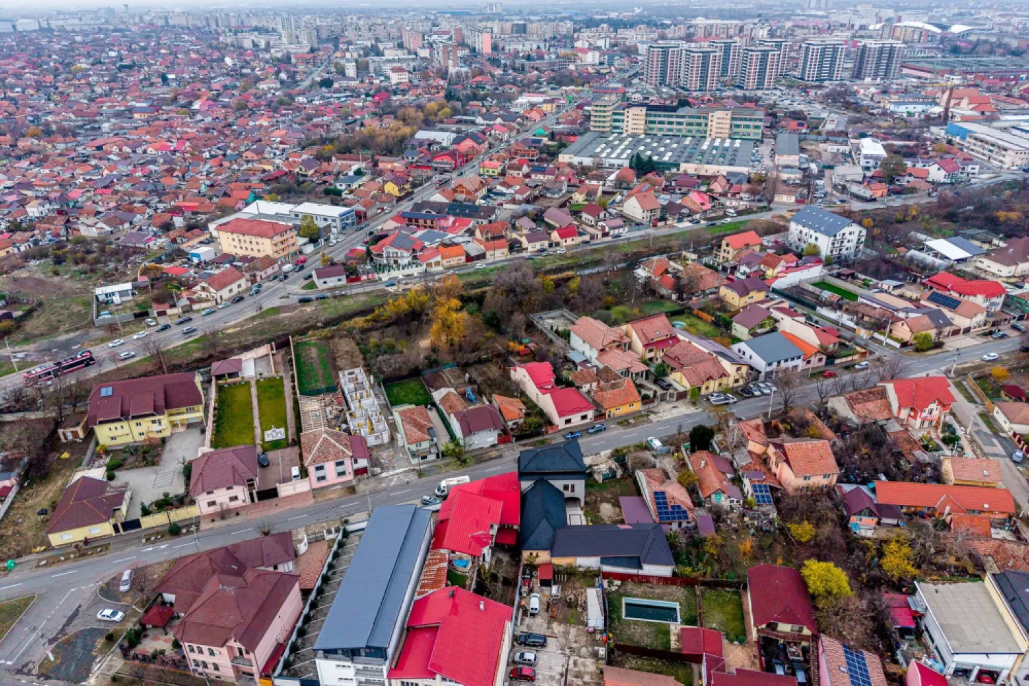 Teren în Pârneava – locație premium pentru casă sau duplex - Vă propun spre achiziție un teren excelent pentru construcție, situat în unul dintre cele mai căutate cartiere ale Aradului – Parneava, pe strada Abatorului. O locație ideală atât pentru locuire, cât și pentru investiție.

Preț: 76.000 € | COMISION 0%

Caracteristici teren:
• Suprafață: 461 mp
• Forma și dimensiunile permit construcția unei case familiale sau a unui duplex
• Toate utilitățile la limită de proprietate: apă, curent, gaz
• Front stradal 12 m
• Drumul este asfaltat, cu acces rapid către zone centrale

Avantaje zonă:
• Situat în apropierea campusului universitar Vasile Goldiș
• Cartier liniștit și bine conectat la oraș
• Ideal pentru familii, dezvoltatori sau investitori
• Zonă cu cerere ridicată pentru construcții noi

O oportunitate excelentă pentru cei care doresc să construiască într-o zonă stabilă, apreciată și aproape de toate facilitățile urbane.

Pentru detalii și vizionare:
Sebastian Nica – 0722 252 639

Nu dispui de toată suma? Te ajutăm noi gratuit! Îți obținem oferte de la 16 bănci.

Ai o proprietate de vânzare în Arad și vrei să știi cât valorează cu adevărat?
Sună-mă pentru o evaluare gratuită, fără obligații.

Birou: ACASĂ | Agenție imobiliară Arad
Bulevardul Decebal 2, Arad 310133