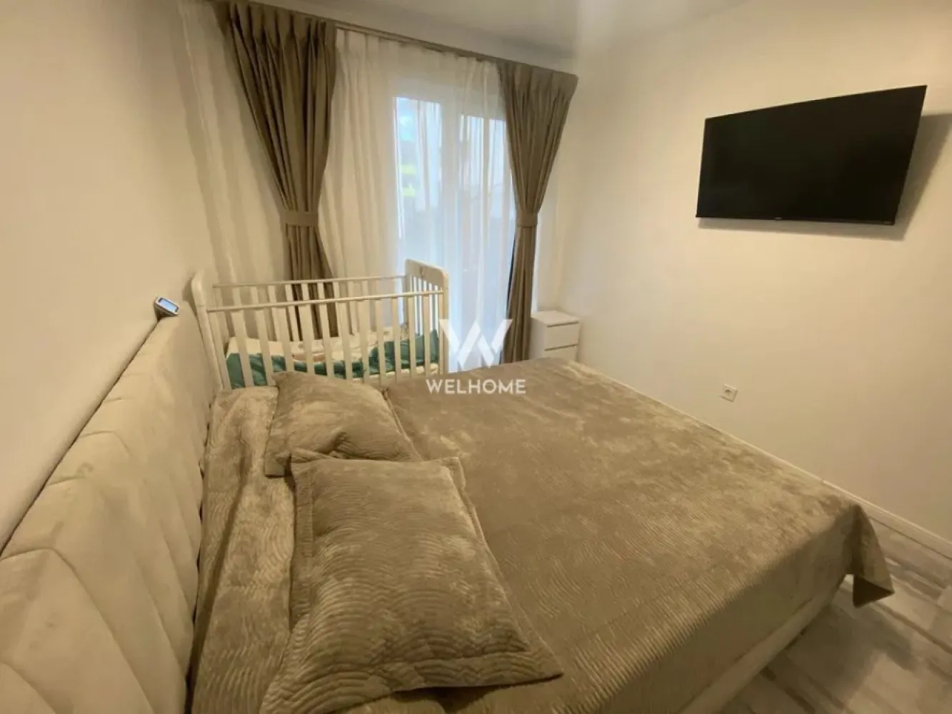 Apartament modern 3 camere cu gradina in Selimbar, Regina Residence - Apartament 3 camere cu gradina 80 mp - ansamblul Regina Residence, str. Triajului - Suprafata utila: 68.26 mp + gradina 80 mp Se afla la parterul unei vile moderne cu regim de inaltime P+2E. Compartimentare practica: living generos cu bucatarie deschisa, 2 dormitoare, 2 bai, hol. Apartament luminos, pozitionat spre sud. Se vinde complet mobilat-utilat, cu tot ce este necesar. Gata de mutare! Situat intr-un cartier de vile moderne, linistit si aerisit. Zona este amenajata, pavata si iluminata stradal. Apartamentul beneficiaza de 2 locuri de parcare. Liber de sarcini, se poate achizitiona atat prin credit ipotecar sau surse proprii. Pret: 169.990 Euro Telefon: 0747.639.802 }}