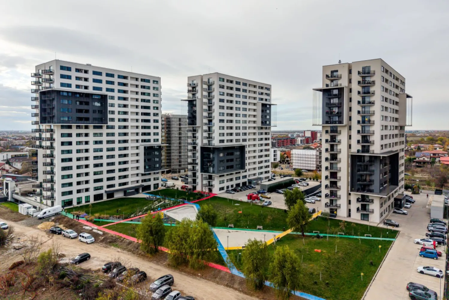 Apartament cu 2 camere în XCity Towers, Timișoara - Vă propun spre vânzare un apartament tip 1C1 în ansamblul rezidențial XCity Towers, unul dintre proiectele moderne ale zonei de nord a Timișoarei. Apartamentul este nefinisat, oferind posibilitatea de personalizare completă, și se află într-un bloc deja construit.

Tip apartament: 1C1
Bloc: Tower 3 (construit)
Suprafață utilă: 40,95 mp
Disponibil: Etajul 1 și etajul 3
Stare: Nefinisat
Preț: 131 545 € (TVA inclus)
Poze cu titlu ilustrativ.

Tower 3 face parte dintr-un ansamblu premium, cu spații verzi generoase, arhitectură modernă și distanțe ample între clădiri, pentru confort și intimitate.

Avantaje
Apartament eficient compartimentat
Posibilitate de personalizare a finisajelor
Ideal pentru locuire sau investiție
Ansamblu modern, cu facilități și acces rapid către puncte de interes

Contact
Andreea Szuchanszki consultant imobiliar
Telefon: 0742267773

Nu dispui de toată suma? Te ajutăm noi gratuit! Îți obținem oferte de la 16 bănci.

Ai o proprietate de vânzare în Arad și vrei să știi cât valorează cu adevărat?
Sună-mă pentru o evaluare gratuită, fără obligații.

Birou: ACASĂ | Agenție imobiliară Arad
Bulevardul Decebal 2, Arad 310133