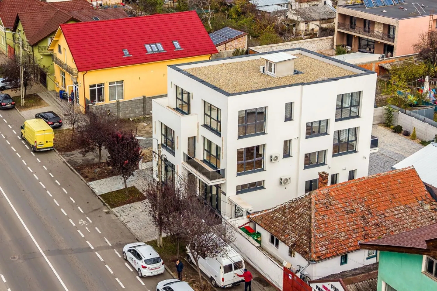 Clădire nouă P+2 cu showroom și birouri în Arad - O proprietate premium pentru companii și antreprenori care vor un sediu reprezentativ.

Dacă ești antreprenor local cu o afacere bine stabilită sau reprezinți o companie regională/națională care caută un punct de lucru strategic în Arad, această clădire este soluția ideală.

Proprietatea oferă:
🔹 Parter perfect pentru showroom sau recepție clienți
Vitrină stradală generoasă (≈10 m)
Front de 16 m pe o arteră circulată
Spațiu ușor de personalizat pentru expunere, consultanță sau vânzări

🔹 Două etaje complet finisate – ideale pentru birouri sau apartamente
366 mp utili | 414 mp construiți
Înălțime interioară 3 m
5 grupuri sanitare
Perfect pentru logistică ușoară, echipă de vânzări, management sau departamente back-office

🔹 Accesibilitate excelentă
Str. Pădurii – acces la principalele rute de intrare în oraș și la Autostrada A1
6 locuri de parcare în incintă + acces persoane cu dizabilități
Infrastructură completă: apă, canalizare, gaz, curent, irigații

🔹 Clădire stand-alone – avantaj major pentru orice business
Nu depinzi de vecini
Posibilitate de branding exterior
Imagine profesională imediată pentru clienți și parteneri

🔹 Specificații tehnice
Regim înălțime: P+2
An construcție: 2025
Suprafață teren: 454 mp
Disponibilitate: imediată
Sistem de alarmă, centrală termică, utilități complete

💼 De ce această clădire este potrivită pentru tine
✔ Dacă ești antreprenor local: scapi de chirii mari și câștigi un sediu propriu pentru showroom și birouri.
✔ Dacă ești o companie regională/națională imobilul reprezintă un punct de lucru stabil, ușor accesibil și reprezentativ în Arad.

Pentru detalii și vizionare apelați:
Florin Moș – 0721356746

Nu dispui de toată suma? Te ajutăm noi gratuit! Îți obținem oferte de la 16 bănci.

Ai o proprietate de vânzare în Arad și vrei să știi cât valorează cu adevărat?
Sună-mă pentru o evaluare gratuită, fără obligații.

Birou: ACASĂ | Agenție imobiliară Arad
Bulevardul Decebal 2, Arad 310133