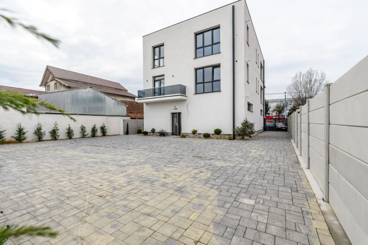 Clădire nouă P+2 cu showroom și birouri în Arad - O proprietate premium pentru companii și antreprenori care vor un sediu reprezentativ.

Dacă ești antreprenor local cu o afacere bine stabilită sau reprezinți o companie regională/națională care caută un punct de lucru strategic în Arad, această clădire este soluția ideală.

Proprietatea oferă:
🔹 Parter perfect pentru showroom sau recepție clienți
Vitrină stradală generoasă (≈10 m)
Front de 16 m pe o arteră circulată
Spațiu ușor de personalizat pentru expunere, consultanță sau vânzări

🔹 Două etaje complet finisate – ideale pentru birouri sau apartamente
366 mp utili | 414 mp construiți
Înălțime interioară 3 m
5 grupuri sanitare
Perfect pentru logistică ușoară, echipă de vânzări, management sau departamente back-office

🔹 Accesibilitate excelentă
Str. Pădurii – acces la principalele rute de intrare în oraș și la Autostrada A1
6 locuri de parcare în incintă + acces persoane cu dizabilități
Infrastructură completă: apă, canalizare, gaz, curent, irigații

🔹 Clădire stand-alone – avantaj major pentru orice business
Nu depinzi de vecini
Posibilitate de branding exterior
Imagine profesională imediată pentru clienți și parteneri

🔹 Specificații tehnice
Regim înălțime: P+2
An construcție: 2025
Suprafață teren: 454 mp
Disponibilitate: imediată
Sistem de alarmă, centrală termică, utilități complete

💼 De ce această clădire este potrivită pentru tine
✔ Dacă ești antreprenor local: scapi de chirii mari și câștigi un sediu propriu pentru showroom și birouri.
✔ Dacă ești o companie regională/națională imobilul reprezintă un punct de lucru stabil, ușor accesibil și reprezentativ în Arad.

Pentru detalii și vizionare apelați:
Florin Moș – 0721356746

Nu dispui de toată suma? Te ajutăm noi gratuit! Îți obținem oferte de la 16 bănci.

Ai o proprietate de vânzare în Arad și vrei să știi cât valorează cu adevărat?
Sună-mă pentru o evaluare gratuită, fără obligații.

Birou: ACASĂ | Agenție imobiliară Arad
Bulevardul Decebal 2, Arad 310133
