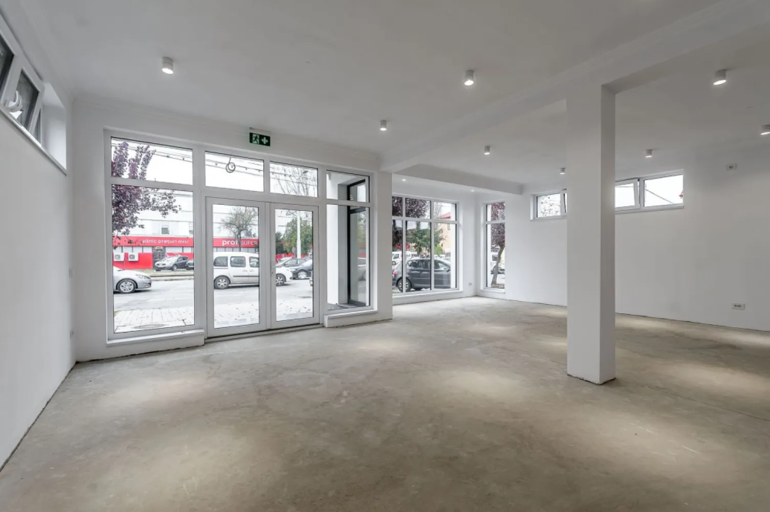 Clădire nouă P+2 cu showroom și birouri în Arad - O proprietate premium pentru companii și antreprenori care vor un sediu reprezentativ.

Dacă ești antreprenor local cu o afacere bine stabilită sau reprezinți o companie regională/națională care caută un punct de lucru strategic în Arad, această clădire este soluția ideală.

Proprietatea oferă:
🔹 Parter perfect pentru showroom sau recepție clienți
Vitrină stradală generoasă (≈10 m)
Front de 16 m pe o arteră circulată
Spațiu ușor de personalizat pentru expunere, consultanță sau vânzări

🔹 Două etaje complet finisate – ideale pentru birouri sau apartamente
366 mp utili | 414 mp construiți
Înălțime interioară 3 m
5 grupuri sanitare
Perfect pentru logistică ușoară, echipă de vânzări, management sau departamente back-office

🔹 Accesibilitate excelentă
Str. Pădurii – acces la principalele rute de intrare în oraș și la Autostrada A1
6 locuri de parcare în incintă + acces persoane cu dizabilități
Infrastructură completă: apă, canalizare, gaz, curent, irigații

🔹 Clădire stand-alone – avantaj major pentru orice business
Nu depinzi de vecini
Posibilitate de branding exterior
Imagine profesională imediată pentru clienți și parteneri

🔹 Specificații tehnice
Regim înălțime: P+2
An construcție: 2025
Suprafață teren: 454 mp
Disponibilitate: imediată
Sistem de alarmă, centrală termică, utilități complete

💼 De ce această clădire este potrivită pentru tine
✔ Dacă ești antreprenor local: scapi de chirii mari și câștigi un sediu propriu pentru showroom și birouri.
✔ Dacă ești o companie regională/națională imobilul reprezintă un punct de lucru stabil, ușor accesibil și reprezentativ în Arad.

Pentru detalii și vizionare apelați:
Florin Moș – 0721356746

Nu dispui de toată suma? Te ajutăm noi gratuit! Îți obținem oferte de la 16 bănci.

Ai o proprietate de vânzare în Arad și vrei să știi cât valorează cu adevărat?
Sună-mă pentru o evaluare gratuită, fără obligații.

Birou: ACASĂ | Agenție imobiliară Arad
Bulevardul Decebal 2, Arad 310133