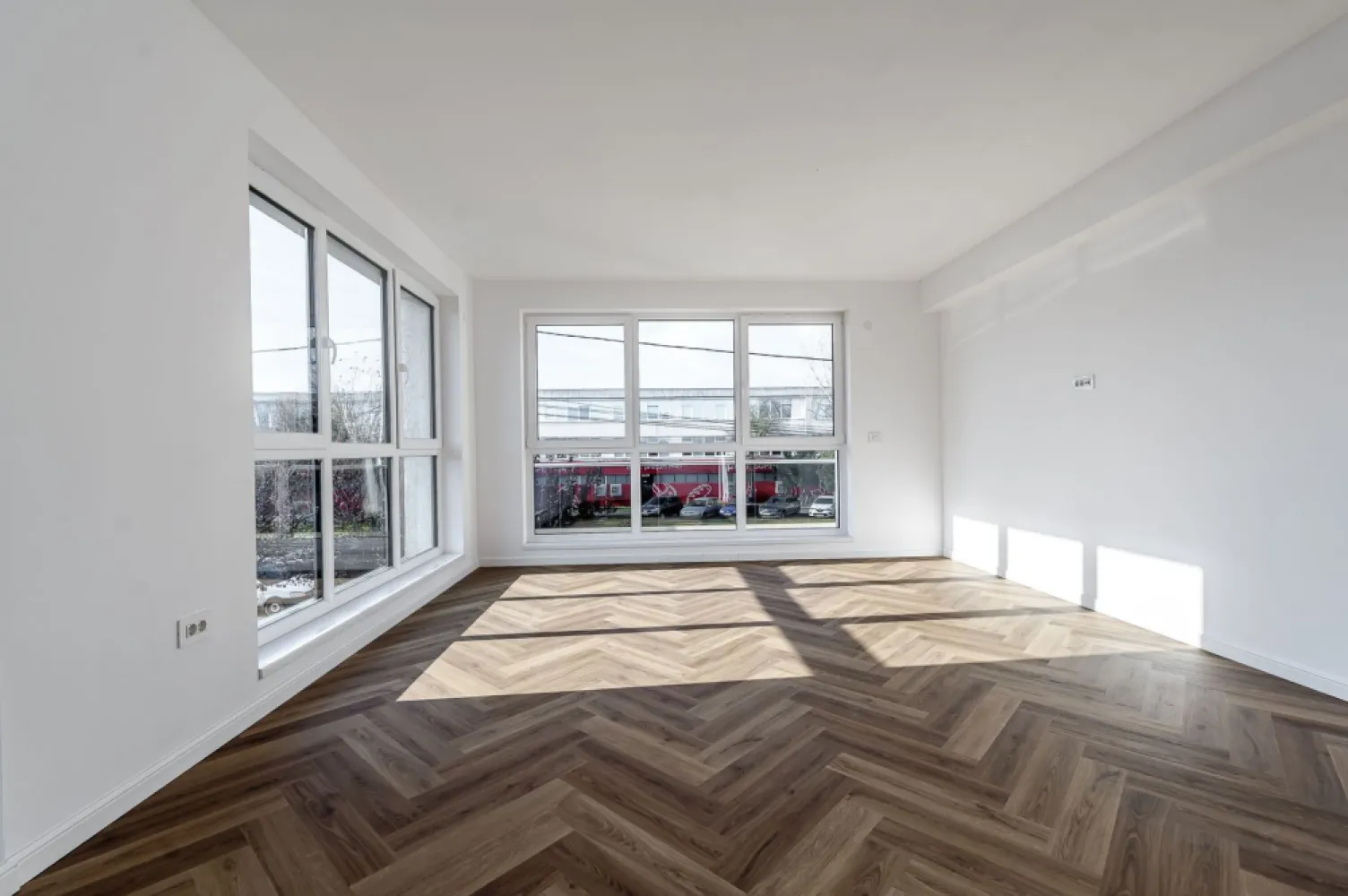 Clădire nouă P+2 cu showroom și birouri în Arad