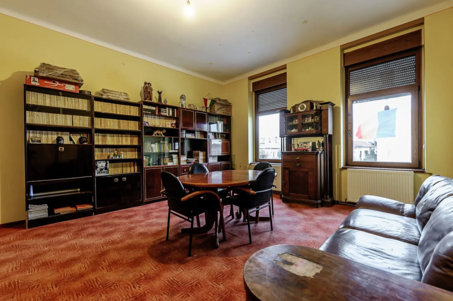 Apartament în Piața Catedralei, 93 mp utili. - Vă propun spre vânzare un apartament ultracentral, situat la etajul 2, cu o priveliște superbă către Piața Catedralei și zona pietonală – locul unde se desfășoară cele mai frumoase evenimente din Arad: târguri de Crăciun, festivaluri și activități culturale pe tot parcursul anului.

Cu o suprafață utilă de 93 mp, la care se adaugă o boxă de 20 mp la subsol, apartamentul oferă spațiu generos și flexibilitate în organizare. Poate fi recompartimentat pentru a crea dormitoare suplimentare sau pentru a optimiza bucătăria și băile în funcție de nevoi.

Balconul panoramic completează perfect locuința, oferind o priveliște spectaculoasă asupra centrului orașului – un loc ideal pentru relaxare, pentru cafeaua de dimineață sau pentru serile liniștite.

Apartamentul este potrivit pentru o familie cu copii, dar și pentru cei care își doresc să fie în mijlocul orașului, cu acces rapid la restaurante, școli, parcuri, birouri și principalele puncte de interes.

Locație ultracentrală – vedere spre Piața Catedralei
2 camere mari, spațioase
93 mp suprafață utilă
Boxă generoasă de 20 mp la subsol
Balcon panoramic
Posibilitate de recompartimentare
Etaj 2 într-o zonă pietonală vibrantă

Pentru detalii și vizionare:
Andrei Caracioni telefon 0757662907

Nu dispui de toată suma? Te ajutăm noi gratuit! Îți obținem oferte de la 16 bănci.

Ai o proprietate de vânzare în Arad și vrei să știi cât valorează cu adevărat?
Sună-mă pentru o evaluare gratuită, fără obligații.

Birou: ACASĂ | Agenție imobiliară Arad
Bulevardul Decebal 2, Arad 310133

Cod proprietate: CP2819972