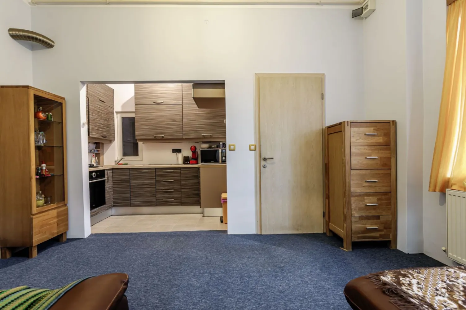 Apartament în Piața Catedralei, 93 mp utili. - Vă propun spre vânzare un apartament ultracentral, situat la etajul 2, cu o priveliște superbă către Piața Catedralei și zona pietonală – locul unde se desfășoară cele mai frumoase evenimente din Arad: târguri de Crăciun, festivaluri și activități culturale pe tot parcursul anului.

Cu o suprafață utilă de 93 mp, la care se adaugă o boxă de 20 mp la subsol, apartamentul oferă spațiu generos și flexibilitate în organizare. Poate fi recompartimentat pentru a crea dormitoare suplimentare sau pentru a optimiza bucătăria și băile în funcție de nevoi.

Balconul panoramic completează perfect locuința, oferind o priveliște spectaculoasă asupra centrului orașului – un loc ideal pentru relaxare, pentru cafeaua de dimineață sau pentru serile liniștite.

Apartamentul este potrivit pentru o familie cu copii, dar și pentru cei care își doresc să fie în mijlocul orașului, cu acces rapid la restaurante, școli, parcuri, birouri și principalele puncte de interes.

Locație ultracentrală – vedere spre Piața Catedralei
2 camere mari, spațioase
93 mp suprafață utilă
Boxă generoasă de 20 mp la subsol
Balcon panoramic
Posibilitate de recompartimentare
Etaj 2 într-o zonă pietonală vibrantă

Pentru detalii și vizionare:
Andrei Caracioni telefon 0757662907

Nu dispui de toată suma? Te ajutăm noi gratuit! Îți obținem oferte de la 16 bănci.

Ai o proprietate de vânzare în Arad și vrei să știi cât valorează cu adevărat?
Sună-mă pentru o evaluare gratuită, fără obligații.

Birou: ACASĂ | Agenție imobiliară Arad
Bulevardul Decebal 2, Arad 310133

Cod proprietate: CP2819972
