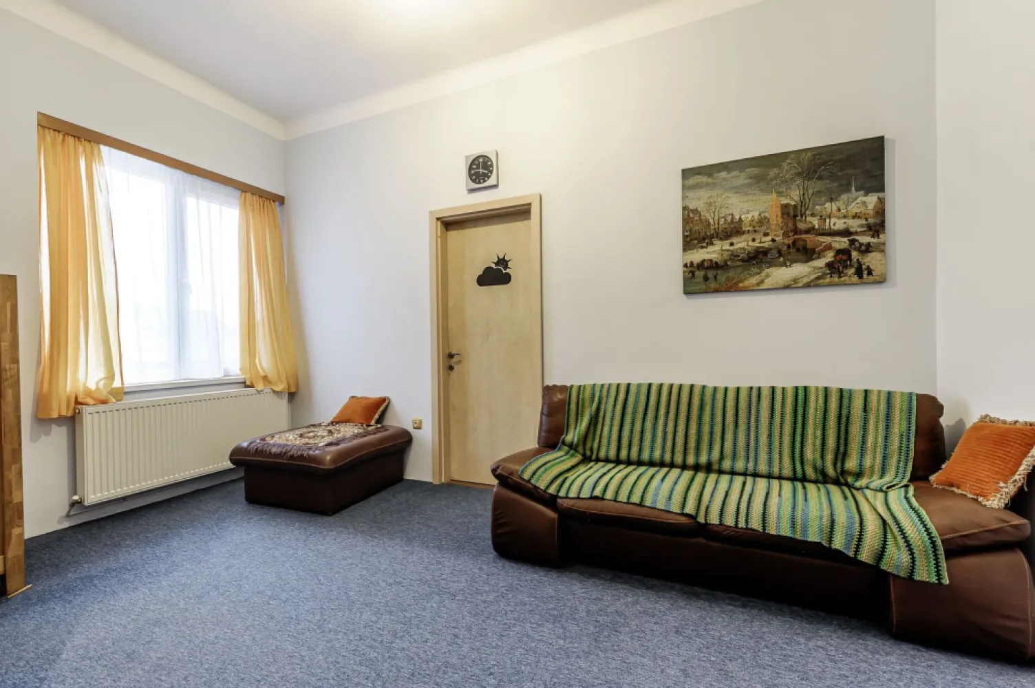 Apartament în Piața Catedralei, 93 mp utili. - Vă propun spre vânzare un apartament ultracentral, situat la etajul 2, cu o priveliște superbă către Piața Catedralei și zona pietonală – locul unde se desfășoară cele mai frumoase evenimente din Arad: târguri de Crăciun, festivaluri și activități culturale pe tot parcursul anului.

Cu o suprafață utilă de 93 mp, la care se adaugă o boxă de 20 mp la subsol, apartamentul oferă spațiu generos și flexibilitate în organizare. Poate fi recompartimentat pentru a crea dormitoare suplimentare sau pentru a optimiza bucătăria și băile în funcție de nevoi.

Balconul panoramic completează perfect locuința, oferind o priveliște spectaculoasă asupra centrului orașului – un loc ideal pentru relaxare, pentru cafeaua de dimineață sau pentru serile liniștite.

Apartamentul este potrivit pentru o familie cu copii, dar și pentru cei care își doresc să fie în mijlocul orașului, cu acces rapid la restaurante, școli, parcuri, birouri și principalele puncte de interes.

Locație ultracentrală – vedere spre Piața Catedralei
2 camere mari, spațioase
93 mp suprafață utilă
Boxă generoasă de 20 mp la subsol
Balcon panoramic
Posibilitate de recompartimentare
Etaj 2 într-o zonă pietonală vibrantă

Pentru detalii și vizionare:
Andrei Caracioni telefon 0757662907

Nu dispui de toată suma? Te ajutăm noi gratuit! Îți obținem oferte de la 16 bănci.

Ai o proprietate de vânzare în Arad și vrei să știi cât valorează cu adevărat?
Sună-mă pentru o evaluare gratuită, fără obligații.

Birou: ACASĂ | Agenție imobiliară Arad
Bulevardul Decebal 2, Arad 310133

Cod proprietate: CP2819972