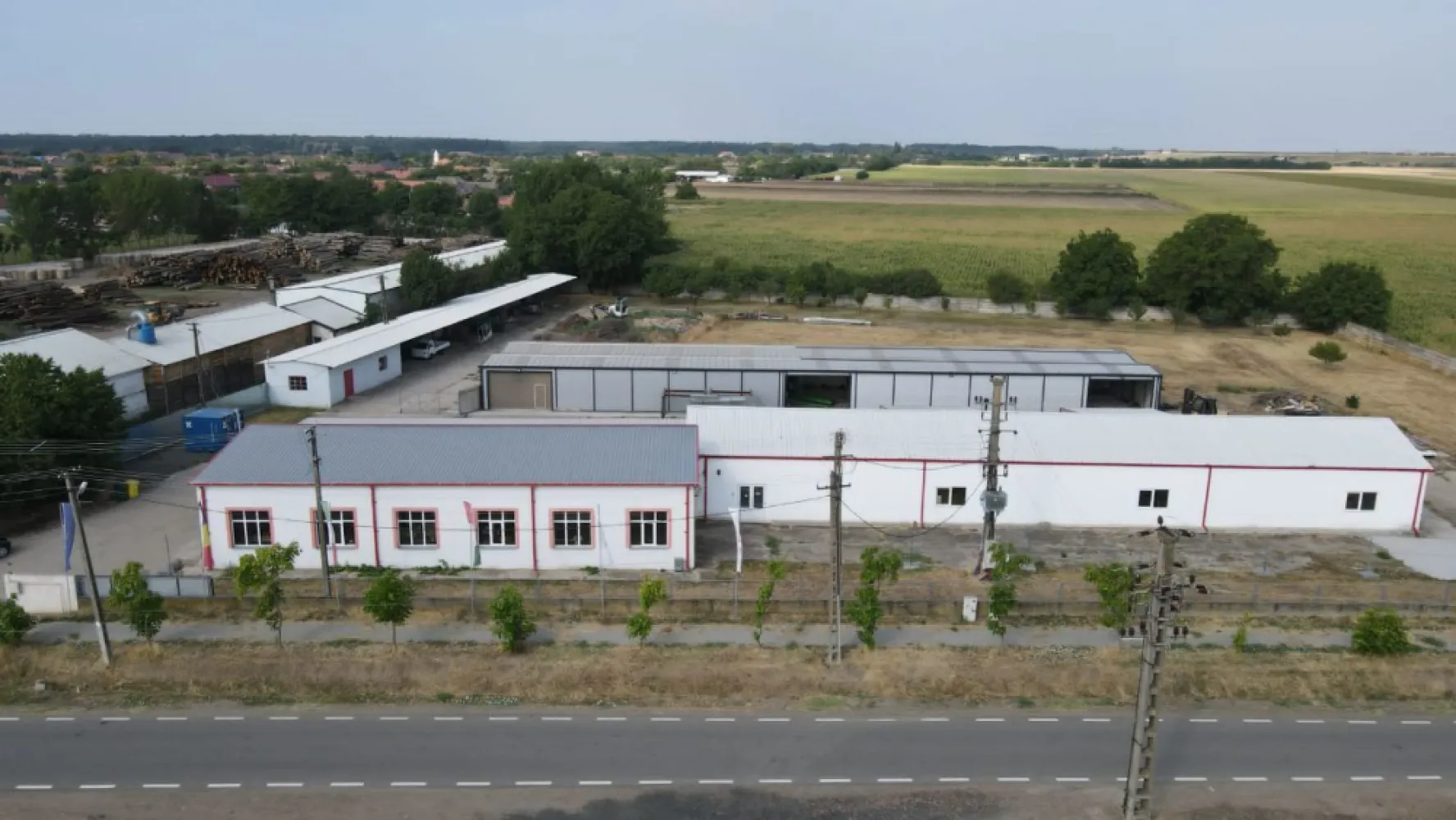 Hale depozitare/producție 2.000 mp si 10.000 mp teren în Pecica - Oportunitate de vânzare, 10.000 mp teren industrial și hale intr-o zonă cu acces facil, în proximitatea autostrăzii A1 și a noii centuri a orașului Pecica.
Hale pretabile pentru activități de depozitare și producție, cu posibilitate de compartimentare flexibilă, oferind chiar posibilitatea de transformare în unități de cazare muncitori.

Suprafețe hale: 700 mp + 2x400 mp hale izolate cu panouri Marcegaglia 8 și 500 mp depozit tip șopron
Suprafață birouri: 70 mp
Caracteristici:
Front stradal 100 m cu două porți intrare a câte 10 m - circuit intrare/ieșire
Înălțime utilă 4,5 m respectiv 3,7 m
Canal pentru service TIR si utilaje
Compartimentare flexibilă a halelor, birouri împărțite în două clădiri, dispun de băi, vestiare, sală de mese
Multiple tablouri electrice- contorizare separată pe secțiuni
Iluminare cu neon + led ieșiri de urgență 
Autorizate ISU cu hidranți
Curte betonată industrial
1.500 mp curte balastrată pentru repoziționare autocamioane
Incintă cu supraveghere video și alarmă radar
Panouri fotovoltaice 10kw
6 locuri parcare auto acoperite, un garaj auto închis
O mică livadă de pomi fructiferi cu sistem irigație
Posibilitatea de a se construi încă 1.000 mp

Utilități: apă, gaz, curent - putere 250 KW prin transformator propriu, achiziționat recent

Pentru detalii și vizionare contactați-mă la: 0724 694 458 Dorel Vereș Consultant Imobiliar Acasă AradNu dispui de toată suma? Te ajutăm noi gratuit! Îți obținem oferte de la 16 bănci.

Ai o proprietate de vânzare în Arad și vrei să știi cât valorează cu adevărat?

Sună-mă pentru o evaluare gratuită, fără obligații.

Birou: ACASĂ | Agenție imobiliară Arad

Bulevardul Decebal 2, Arad 310133