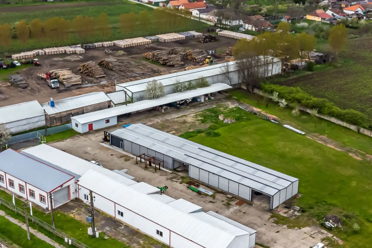 Hale depozitare/producție 2.000 mp si 10.000 mp teren în Pecica - Oportunitate de vânzare, 10.000 mp teren industrial și hale intr-o zonă cu acces facil, în proximitatea autostrăzii A1 și a noii centuri a orașului Pecica.
Hale pretabile pentru activități de depozitare și producție, cu posibilitate de compartimentare flexibilă, oferind chiar posibilitatea de transformare în unități de cazare muncitori.

Suprafețe hale: 700 mp + 2x400 mp hale izolate cu panouri Marcegaglia 8 și 500 mp depozit tip șopron
Suprafață birouri: 70 mp
Caracteristici:
Front stradal 100 m cu două porți intrare a câte 10 m - circuit intrare/ieșire
Înălțime utilă 4,5 m respectiv 3,7 m
Canal pentru service TIR si utilaje
Compartimentare flexibilă a halelor, birouri împărțite în două clădiri, dispun de băi, vestiare, sală de mese
Multiple tablouri electrice- contorizare separată pe secțiuni
Iluminare cu neon + led ieșiri de urgență 
Autorizate ISU cu hidranți
Curte betonată industrial
1.500 mp curte balastrată pentru repoziționare autocamioane
Incintă cu supraveghere video și alarmă radar
Panouri fotovoltaice 10kw
6 locuri parcare auto acoperite, un garaj auto închis
O mică livadă de pomi fructiferi cu sistem irigație
Posibilitatea de a se construi încă 1.000 mp

Utilități: apă, gaz, curent - putere 250 KW prin transformator propriu, achiziționat recent

Pentru detalii și vizionare contactați-mă la: 0724 694 458 Dorel Vereș Consultant Imobiliar Acasă AradNu dispui de toată suma? Te ajutăm noi gratuit! Îți obținem oferte de la 16 bănci.

Ai o proprietate de vânzare în Arad și vrei să știi cât valorează cu adevărat?

Sună-mă pentru o evaluare gratuită, fără obligații.

Birou: ACASĂ | Agenție imobiliară Arad

Bulevardul Decebal 2, Arad 310133