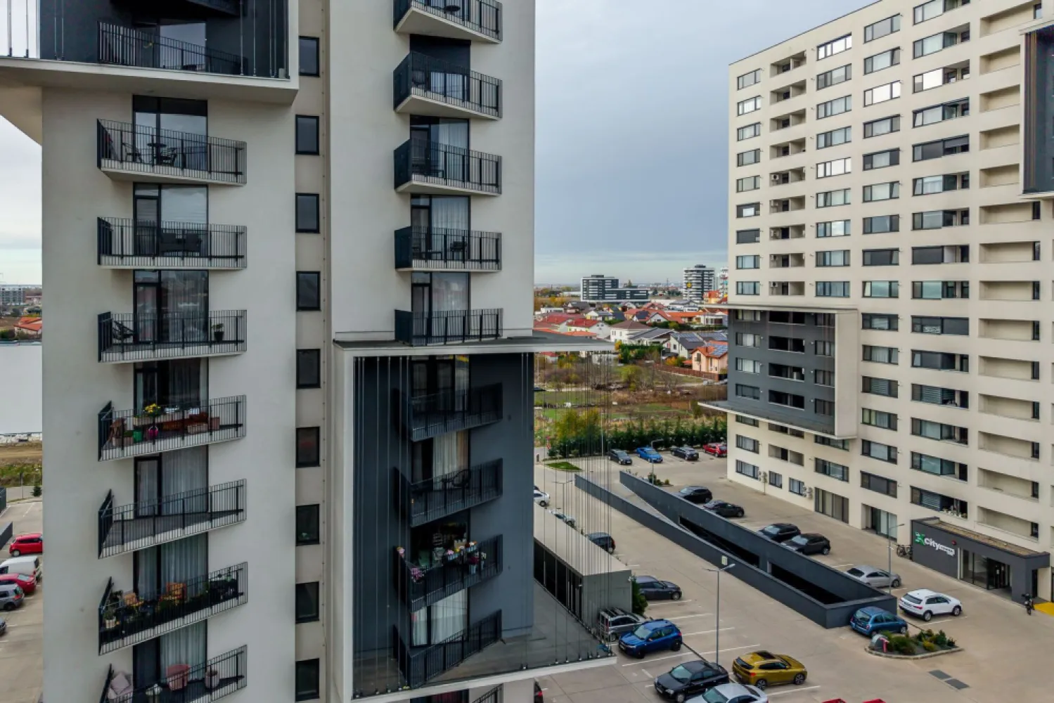Apartament Nou de Vânzare în Ansamblul Rezidențial X City, Timișoara! - Descoperă exclusivismul și confortul unui stil de viață modern în inima unei zone noi și vibrante!
Apartament de vânzare direct de la dezvoltator, comision 0%!
Prețul apartamentului este 108.715 euro + TVA 21%. Apartamentul include un loc de parcare.
🔑 Caracteristici principale:

Apartament Eficient Energetic: Beneficiază de un consum mic de energie, ideal pentru un trai sustenabil și economii pe termen lung.
Design Modern: Spații luminoase și bine compartimentate, perfect adaptate nevoilor tale.
Locație Premium: Situat într-un ansamblu rezidențial deosebit, cu acces facil la toate facilitățile necesare.
Fie că ești în căutarea unei locuințe pentru tine sau a unei investiții inteligente, acest apartament este alegerea perfectă!
Apartamentul prezentat are termen de predare luna martie 2026, iar pozele sunt cu titlu informativ, fiind preluate de la apartamentele finalizate și finisate din complex. 

📞 Contactează-mă pentru mai multe detalii și pentru a programa o vizionare la 0724 694 458 Dorel Vereș! Nu rata ocazia de a face parte din comunitatea X City!

Împreună, construim viitorul tău! 🏡✨