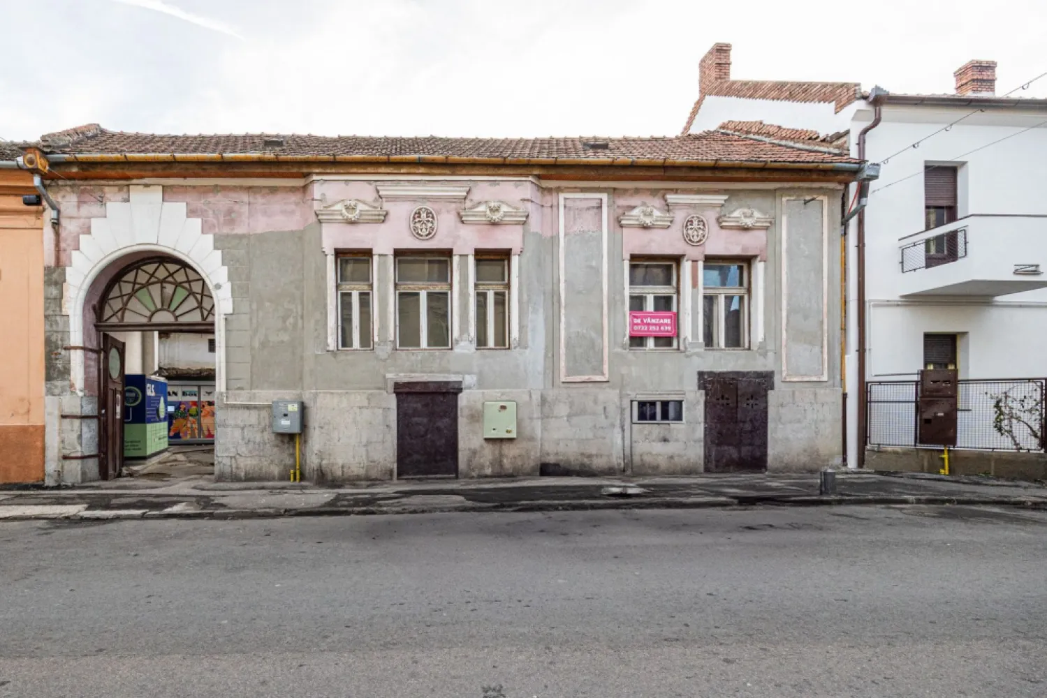 Proiect de clinică sau birouri în centru – casă cu demisol, de renovat - Cauți un imobil central pe care să îl modelezi exact pe nevoile businessului tău?

✔ 519 mp construiti + demisol, potriviți pentru cabinete sau spatii de birouri (aprox. 12 camere/încăperi)
✔ curte interioară, ideală pentru acces separat clienți / personal sau câteva locuri de parcare
✔ casă interbelică, cu tavane înalte și ferestre mari – imagine reprezentativă pentru clinică sau firmă de servicii
✔ preț de achiziție în jur de 237.000 euro, astfel încât rămâne buget pentru renovare și dotări
✔ poziție centrală, cu transport în comun și instituții la câteva minute

Imobilul necesită renovare completă, ceea ce îți permite să îți faci exact circuitele și finisajele de care ai nevoie.

Pentru detalii și vizionare:
Sebastian Nica – 0722 252 639

Nu dispui de toată suma? Te ajutăm noi gratuit! Îți obținem oferte de la 16 bănci.

Ai o proprietate de vânzare în Arad și vrei să știi cât valorează cu adevărat?
Sună-mă pentru o evaluare gratuită, fără obligații.

Birou: ACASĂ | Agenție imobiliară Arad
Bulevardul Decebal 2, Arad 310133

 Cod proprietate: CP2816353