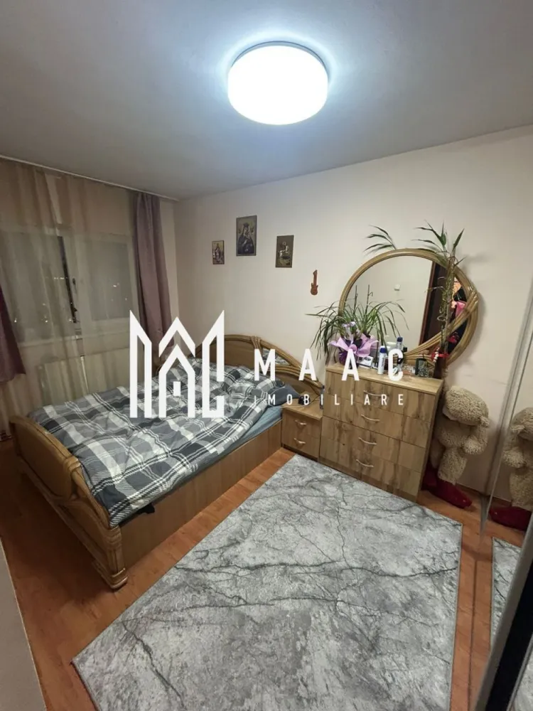 Apartament 3 Camere | 64Mp | Decomdat | Zona Vasile Aaron - MAAC Imobiliare vă propune spre vânzare un apartament cu 3 camere, decomandat, situat în cartierul Vasile Aaron Vă prezentăm o locuință spațioasă și bine compartimentată, ideală pentru o familie sau pentru investiție, amplasată într-o zonă foarte bine conectată la toate facilitățile urbane. Suprafață utilă: 64 mp Compartimentare: decomandat Etaj: 10/10 (bloc dotat cu lift) Balcon 2 băi Debara pentru depozitare suplimentară Apartamentul beneficiază de îmbunătățiri importante la nivel de izolație: deasupra locuinței se află casa liftului, iar planșeul este realizat din placă de beton de 40 cm, peste care s-a adăugat izolație suplimentară de aproximativ 30 cm, refăcută în ultimii 2 ani. Acest aspect oferă un confort termic ridicat atât iarna, cât și vara. Geamuri noi tripan, pentru eficiență energetică și izolare fonică superioară. Zona Vasile Aaron este una dintre cele mai căutate zone rezidențiale, cu acces facil către: școli și grădinițe magazine și supermarketuri mijloace de transport în comun alte puncte de interes zilnic O proprietate echilibrată, luminoasă și bine poziționată, potrivită pentru cei care își doresc confort și acces rapid la facilități. Pentru mai multe detalii sau pentru programarea unei vizionări, vă rugăm să ne contactați și să menționați ID:CP2901805 }}