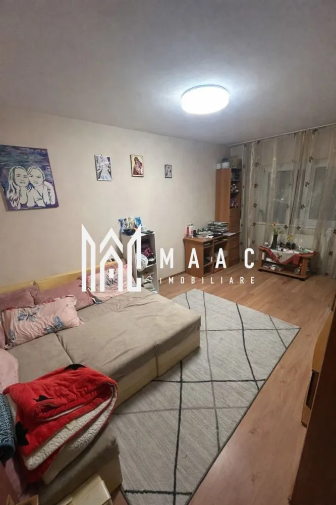 Apartament 3 Camere | 64Mp | Decomdat | Zona Vasile Aaron - MAAC Imobiliare vă propune spre vânzare un apartament cu 3 camere, decomandat, situat în cartierul Vasile Aaron Vă prezentăm o locuință spațioasă și bine compartimentată, ideală pentru o familie sau pentru investiție, amplasată într-o zonă foarte bine conectată la toate facilitățile urbane. Suprafață utilă: 64 mp Compartimentare: decomandat Etaj: 10/10 (bloc dotat cu lift) Balcon 2 băi Debara pentru depozitare suplimentară Apartamentul beneficiază de îmbunătățiri importante la nivel de izolație: deasupra locuinței se află casa liftului, iar planșeul este realizat din placă de beton de 40 cm, peste care s-a adăugat izolație suplimentară de aproximativ 30 cm, refăcută în ultimii 2 ani. Acest aspect oferă un confort termic ridicat atât iarna, cât și vara. Geamuri noi tripan, pentru eficiență energetică și izolare fonică superioară. Zona Vasile Aaron este una dintre cele mai căutate zone rezidențiale, cu acces facil către: școli și grădinițe magazine și supermarketuri mijloace de transport în comun alte puncte de interes zilnic O proprietate echilibrată, luminoasă și bine poziționată, potrivită pentru cei care își doresc confort și acces rapid la facilități. Pentru mai multe detalii sau pentru programarea unei vizionări, vă rugăm să ne contactați și să menționați ID:CP2901805 }}