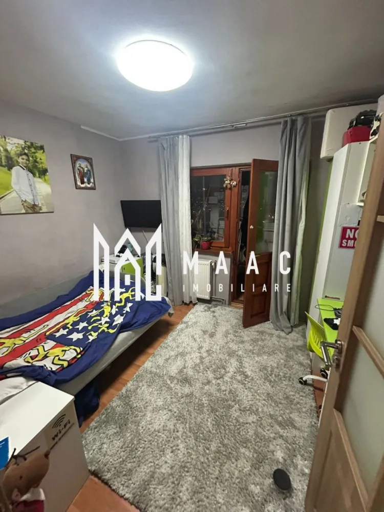 Apartament 3 Camere | 64Mp | Decomdat | Zona Vasile Aaron - MAAC Imobiliare vă propune spre vânzare un apartament cu 3 camere, decomandat, situat în cartierul Vasile Aaron Vă prezentăm o locuință spațioasă și bine compartimentată, ideală pentru o familie sau pentru investiție, amplasată într-o zonă foarte bine conectată la toate facilitățile urbane. Suprafață utilă: 64 mp Compartimentare: decomandat Etaj: 10/10 (bloc dotat cu lift) Balcon 2 băi Debara pentru depozitare suplimentară Apartamentul beneficiază de îmbunătățiri importante la nivel de izolație: deasupra locuinței se află casa liftului, iar planșeul este realizat din placă de beton de 40 cm, peste care s-a adăugat izolație suplimentară de aproximativ 30 cm, refăcută în ultimii 2 ani. Acest aspect oferă un confort termic ridicat atât iarna, cât și vara. Geamuri noi tripan, pentru eficiență energetică și izolare fonică superioară. Zona Vasile Aaron este una dintre cele mai căutate zone rezidențiale, cu acces facil către: școli și grădinițe magazine și supermarketuri mijloace de transport în comun alte puncte de interes zilnic O proprietate echilibrată, luminoasă și bine poziționată, potrivită pentru cei care își doresc confort și acces rapid la facilități. Pentru mai multe detalii sau pentru programarea unei vizionări, vă rugăm să ne contactați și să menționați ID:CP2901805 }}