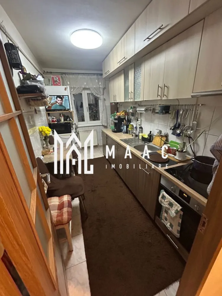 Apartament 3 Camere | 64Mp | Decomdat | Zona Vasile Aaron - MAAC Imobiliare vă propune spre vânzare un apartament cu 3 camere, decomandat, situat în cartierul Vasile Aaron Vă prezentăm o locuință spațioasă și bine compartimentată, ideală pentru o familie sau pentru investiție, amplasată într-o zonă foarte bine conectată la toate facilitățile urbane. Suprafață utilă: 64 mp Compartimentare: decomandat Etaj: 10/10 (bloc dotat cu lift) Balcon 2 băi Debara pentru depozitare suplimentară Apartamentul beneficiază de îmbunătățiri importante la nivel de izolație: deasupra locuinței se află casa liftului, iar planșeul este realizat din placă de beton de 40 cm, peste care s-a adăugat izolație suplimentară de aproximativ 30 cm, refăcută în ultimii 2 ani. Acest aspect oferă un confort termic ridicat atât iarna, cât și vara. Geamuri noi tripan, pentru eficiență energetică și izolare fonică superioară. Zona Vasile Aaron este una dintre cele mai căutate zone rezidențiale, cu acces facil către: școli și grădinițe magazine și supermarketuri mijloace de transport în comun alte puncte de interes zilnic O proprietate echilibrată, luminoasă și bine poziționată, potrivită pentru cei care își doresc confort și acces rapid la facilități. Pentru mai multe detalii sau pentru programarea unei vizionări, vă rugăm să ne contactați și să menționați ID:CP2901805 }}