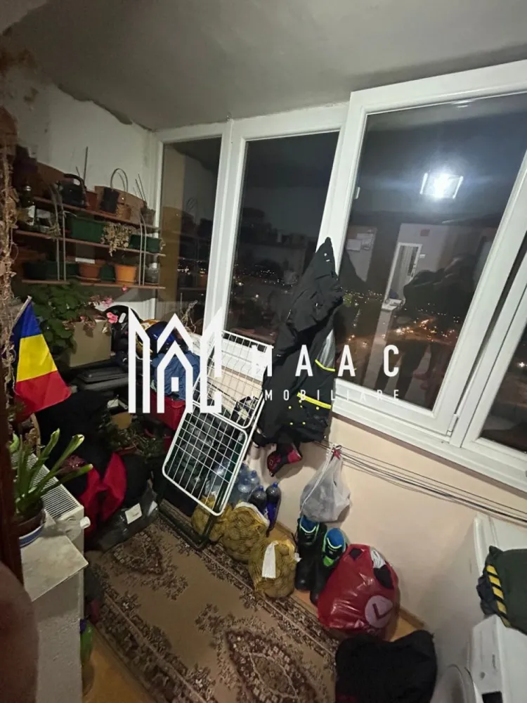 Apartament 3 Camere | 64Mp | Decomdat | Zona Vasile Aaron - MAAC Imobiliare vă propune spre vânzare un apartament cu 3 camere, decomandat, situat în cartierul Vasile Aaron Vă prezentăm o locuință spațioasă și bine compartimentată, ideală pentru o familie sau pentru investiție, amplasată într-o zonă foarte bine conectată la toate facilitățile urbane. Suprafață utilă: 64 mp Compartimentare: decomandat Etaj: 10/10 (bloc dotat cu lift) Balcon 2 băi Debara pentru depozitare suplimentară Apartamentul beneficiază de îmbunătățiri importante la nivel de izolație: deasupra locuinței se află casa liftului, iar planșeul este realizat din placă de beton de 40 cm, peste care s-a adăugat izolație suplimentară de aproximativ 30 cm, refăcută în ultimii 2 ani. Acest aspect oferă un confort termic ridicat atât iarna, cât și vara. Geamuri noi tripan, pentru eficiență energetică și izolare fonică superioară. Zona Vasile Aaron este una dintre cele mai căutate zone rezidențiale, cu acces facil către: școli și grădinițe magazine și supermarketuri mijloace de transport în comun alte puncte de interes zilnic O proprietate echilibrată, luminoasă și bine poziționată, potrivită pentru cei care își doresc confort și acces rapid la facilități. Pentru mai multe detalii sau pentru programarea unei vizionări, vă rugăm să ne contactați și să menționați ID:CP2901805 }}