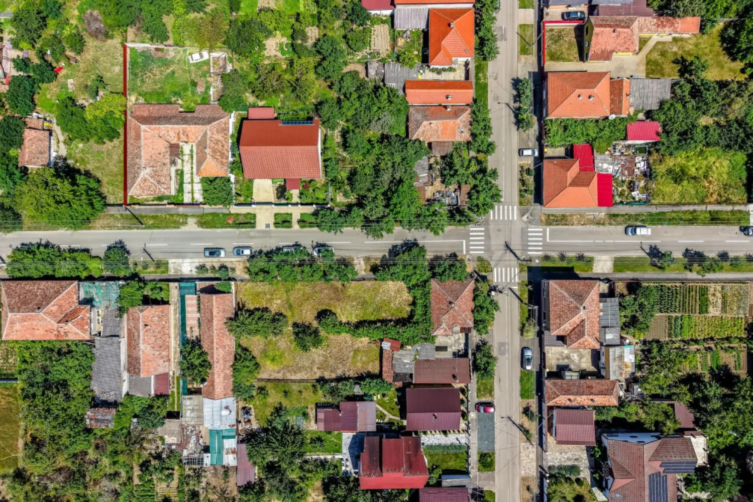 Casă cu teren 1018 mp și 2 fronturi stradale- Bujac - Casa, construită din cărămidă solidă, se află pe un teren generos de 1018 mp, cu două fronturi stradale, oferind multiple posibilități de compartimentare, extindere sau chiar dezvoltare imobiliară.
🔹 Detalii principale:
Suprafață teren: 1018 mp
Front stradal total: 70 ml (2 străzi)
Construcție: cărămidă
Stare: necesită renovare (ideal pentru personalizare totală)
Pivniță: foarte bine izolată, fără infiltrații
Grădină mare, potrivită pentru livadă sau construcție suplimentară
🔹 Avantaje:
Zonă liniștită și bine cotată din Bujac
Toate utilitățile în zonă

Preț:129.000€
Nu dispui de toată suma? Te ajutăm noi gratuit! Îți obținem oferte de la 16 bănci.
Ai o proprietate de vânzare în Arad și vrei să știi cât valorează cu adevărat?
Sună-mă pentru o evaluare gratuită, fără obligații.

📞 Contact:
Lucian Marc – Consultant Imobiliar
📱 0746 093 329
🏢 ACASĂ | Agenție Imobiliară Arad
📍 Bulevardul Decebal 2, Arad 310133