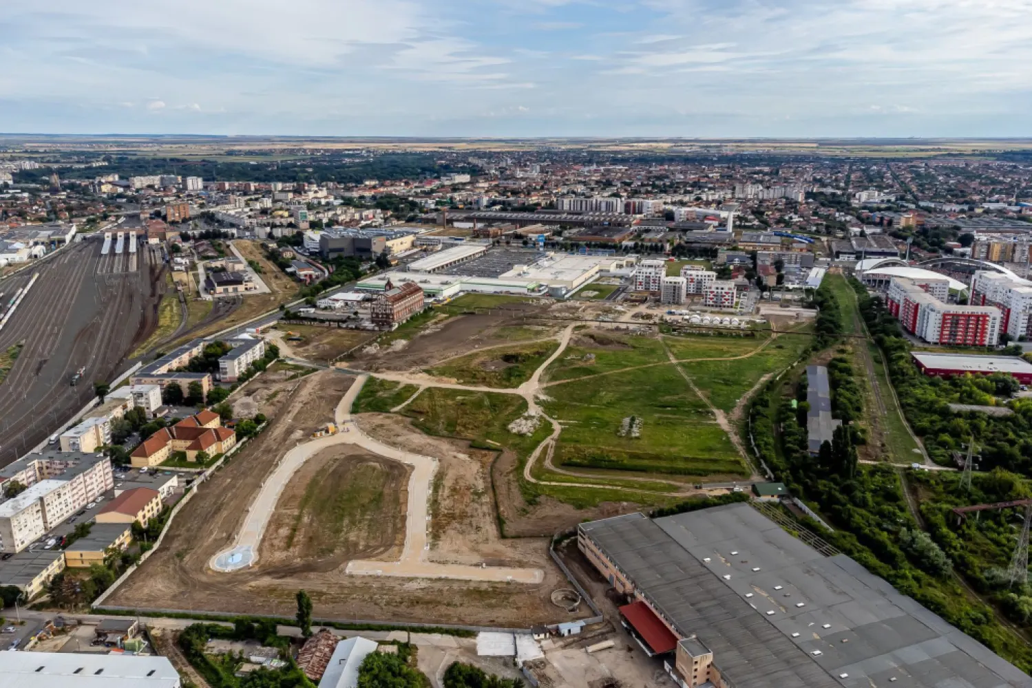Parcele ARED - in inima Aradului - direct de la dezvoltator - 🔔 Ultimele parcele de teren ARED - în inima orașului!
Comision 0% - direct de la dezvoltator
↔️: intrarea în cartierul securizat se va face atât de pe Calea Aurel Vlaicu, cât și de pe 6 Vânători
💡: toate utilitățile în fața terenului
Prețuri pornind de la 60.571€ + TVA

La 5 minute de mers pe jos găsim:
 - AFI Arad: Carrefour, Burger King, Starbucks, etc.
 - Atrium Mall
 - Mc Donald’s
 - Lidl
 - mijloace de transport în comun, autogara, gara
 - Arena Francisc Neuman
 - parc 1,6 ha cu terenuri multisport, amfiteatru, zone de relaxare, cafenele, pieste de alergat și multe locuri de joacă

*Prețul afișat al parcelei este pentru plata pe loc a acesteia.*

☎️: Contactează-mă la 0755 274 519 - Daniel Hord - Consultant ARED - Birou Central pentru a beneficia de ultimele parcele de teren rămase și nu rata șansa de a-ți construi casa visurilor tale în cel mai frumos cartier al Aradului

Nu dispui de toată suma? Te ajutăm noi gratuit! Îți obținem oferte de la 16 bănci
Ai o proprietate de vânzare în Arad și vrei să știi cât valorează cu adevărat?
Sună-mă pentru o evaluare GRATUITĂ!

Birou: ACASĂ | Agenție imobiliară Arad 
Adresă: Bulevardul Decebal 2, Arad 310133