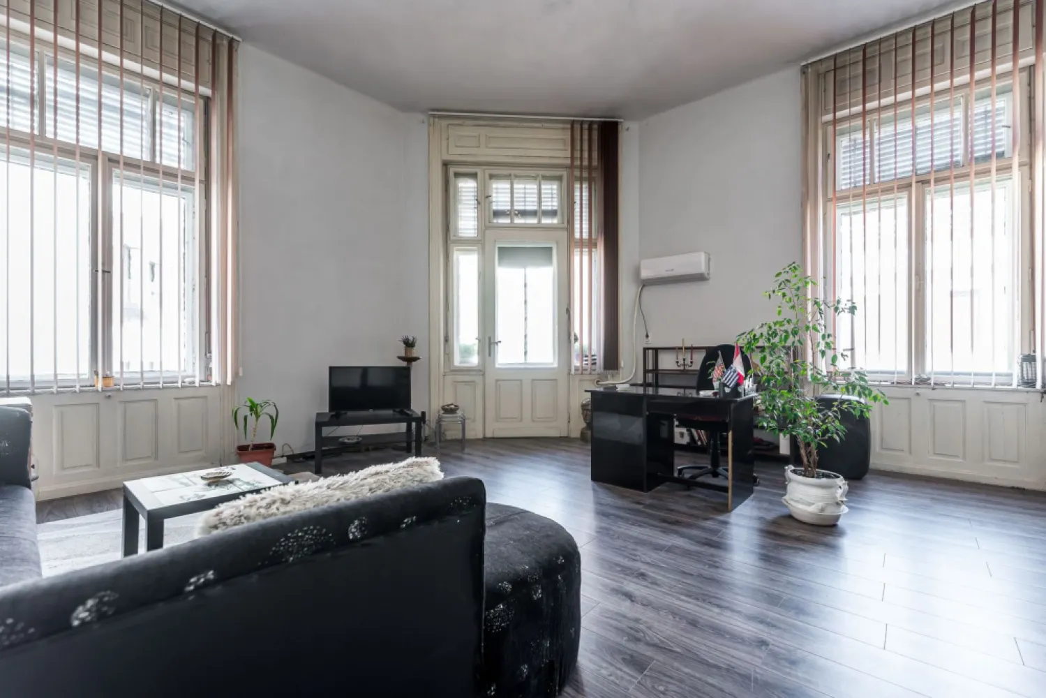 Apartament cu 2 camere în Palatul Bohuș - 0% COMISION - Descoperă un apartament cu adevărat special, situat într-una dintre cele mai valoroase clădiri istorice din Arad – Palatul Bohuş.

Construit în 1913, Palatul Bohuş este un reper arhitectural al orașului, apreciat pentru eleganța stilului său și pentru istoria pe care o poartă. Clădirea impresionează prin tavane înalte, spații generoase și detalii autentice care păstrează farmecul epocii, oferind în același timp o atmosferă distinctă, greu de replicat în construcțiile moderne.

Apartamentul propus spre vânzare are 2 camere, o suprafață utilă de 70 mp + 14 mp comuni (142 mp construiți), este situat la etajul 1 din 3, beneficiază de două balcoane și orientare nord-vest. Se vinde parțial mobilat, fiind ideal atât pentru locuire, cât și pentru investiție într-un imobil de patrimoniu.

Preț: 96.500 €
0% comision pentru cumpărător

O proprietate rară, pentru cei care apreciază caracterul, istoria și poziționarea ultracentrală.

Pentru detalii și programarea unei vizionări:
Jasmina Uglesits - 0740814770 Consultant imobiliar - Agenția ACASĂ Arad

Nu dispui de toată suma? Te ajutăm noi gratuit! Îți obținem oferte de la 16 bănci.

Ai o proprietate de vânzare în Arad și vrei să știi cât valorează cu adevărat?
Sună-mă pentru o evaluare gratuită, fără obligații.

Birou: ACASĂ | Agenție imobiliară Arad
Bulevardul Decebal 2, Arad 310133
