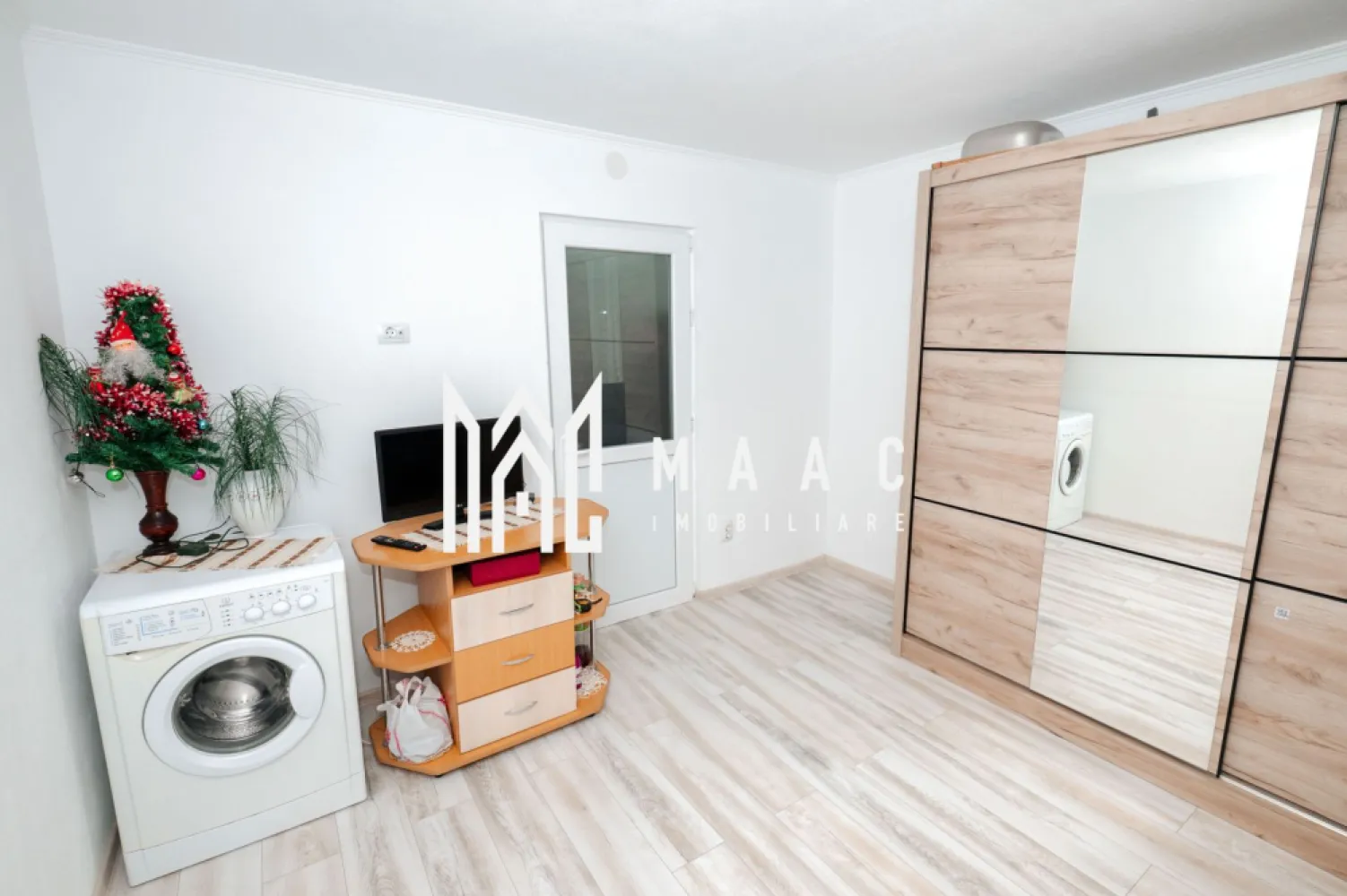 Garsoniera Moderna | 22 MP - Agenția Maac Imobiliare vă propune spre vânzare o garsonieră situată în Râmnicu Vâlcea, zona Troianu, ideală pentru locuit sau investiție. Imobilul are o suprafață de 21,8 mp și se află într-un bloc recent anvelopat la etajul 4/4, ceea ce asigură un confort termic sporit și costuri reduse de întreținere. Garsoniera a fost renovată parțial, este perfect locuibilă, foarte călduroasă și curată, fără probleme de infiltrații sau mucegai. Se vinde mobilată și utilată, exact ca în prezentare, fiind gata pentru mutare imediată. Costurile lunare sunt mici, un avantaj important pentru un stil de viață eficient sau pentru închiriere. Preț: 31.000 Euro Număr anunț: CP2904113 Pentru mai multe detalii sau programarea unei vizionări, vă stăm cu plăcere la dispoziție. }}