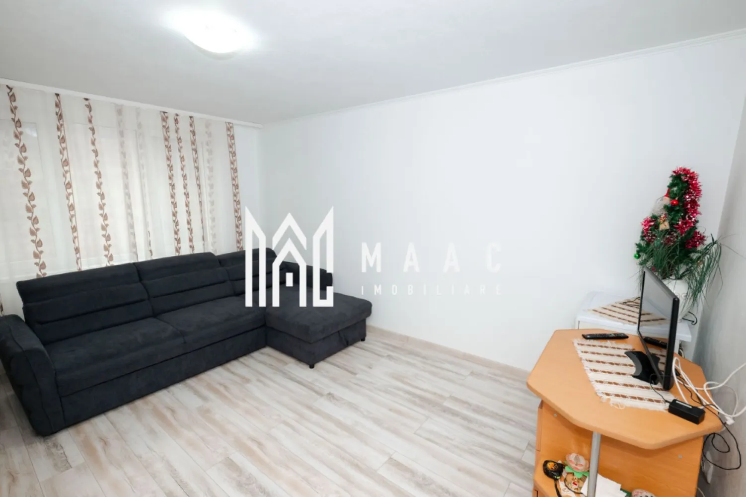 Garsoniera Moderna | 22 MP - Agenția Maac Imobiliare vă propune spre vânzare o garsonieră situată în Râmnicu Vâlcea, zona Troianu, ideală pentru locuit sau investiție. Imobilul are o suprafață de 21,8 mp și se află într-un bloc recent anvelopat la etajul 4/4, ceea ce asigură un confort termic sporit și costuri reduse de întreținere. Garsoniera a fost renovată parțial, este perfect locuibilă, foarte călduroasă și curată, fără probleme de infiltrații sau mucegai. Se vinde mobilată și utilată, exact ca în prezentare, fiind gata pentru mutare imediată. Costurile lunare sunt mici, un avantaj important pentru un stil de viață eficient sau pentru închiriere. Preț: 31.000 Euro Număr anunț: CP2904113 Pentru mai multe detalii sau programarea unei vizionări, vă stăm cu plăcere la dispoziție. }}