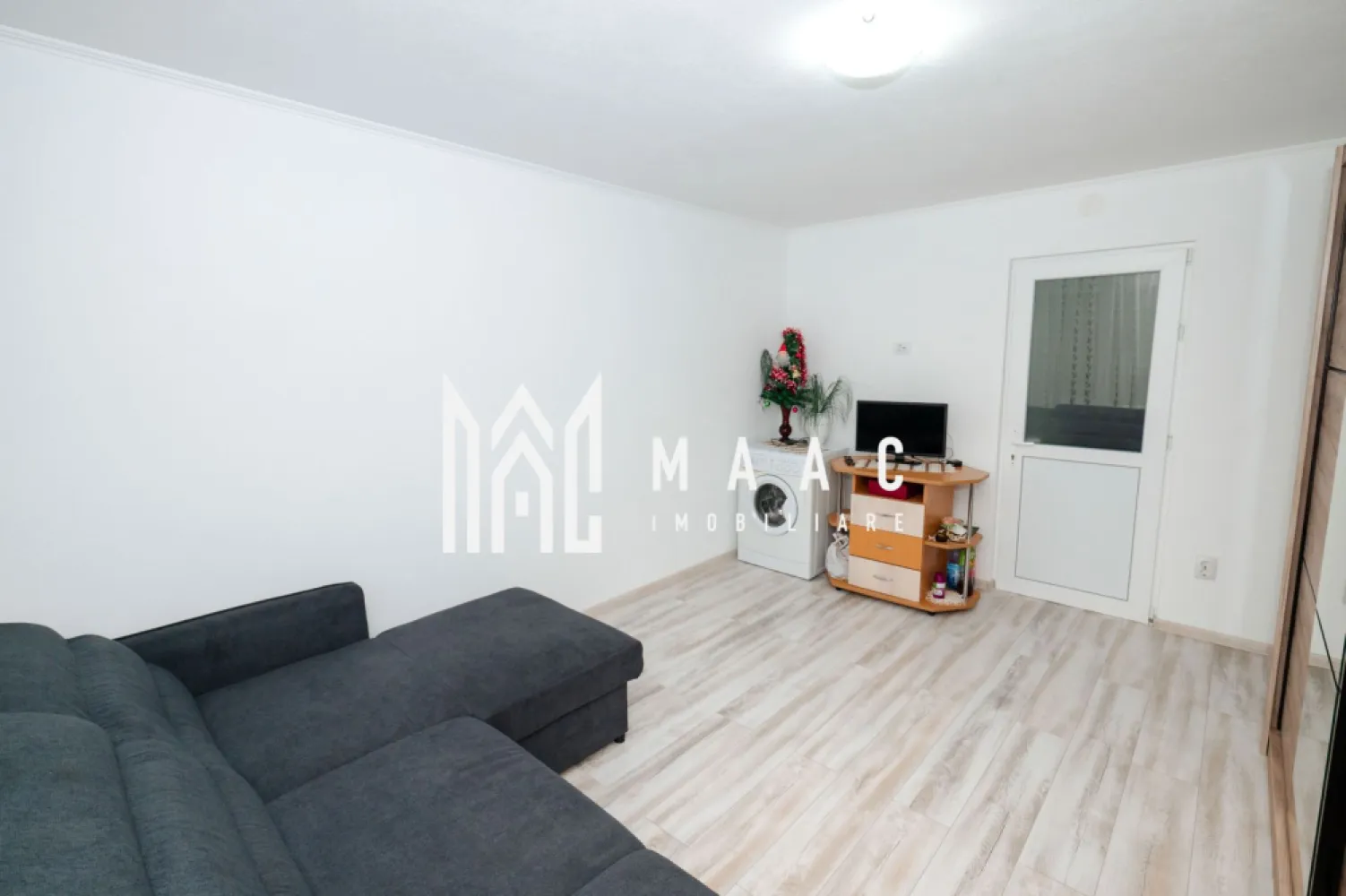 Garsoniera Moderna | 22 MP - Agenția Maac Imobiliare vă propune spre vânzare o garsonieră situată în Râmnicu Vâlcea, zona Troianu, ideală pentru locuit sau investiție. Imobilul are o suprafață de 21,8 mp și se află într-un bloc recent anvelopat la etajul 4/4, ceea ce asigură un confort termic sporit și costuri reduse de întreținere. Garsoniera a fost renovată parțial, este perfect locuibilă, foarte călduroasă și curată, fără probleme de infiltrații sau mucegai. Se vinde mobilată și utilată, exact ca în prezentare, fiind gata pentru mutare imediată. Costurile lunare sunt mici, un avantaj important pentru un stil de viață eficient sau pentru închiriere. Preț: 31.000 Euro Număr anunț: CP2904113 Pentru mai multe detalii sau programarea unei vizionări, vă stăm cu plăcere la dispoziție. }}