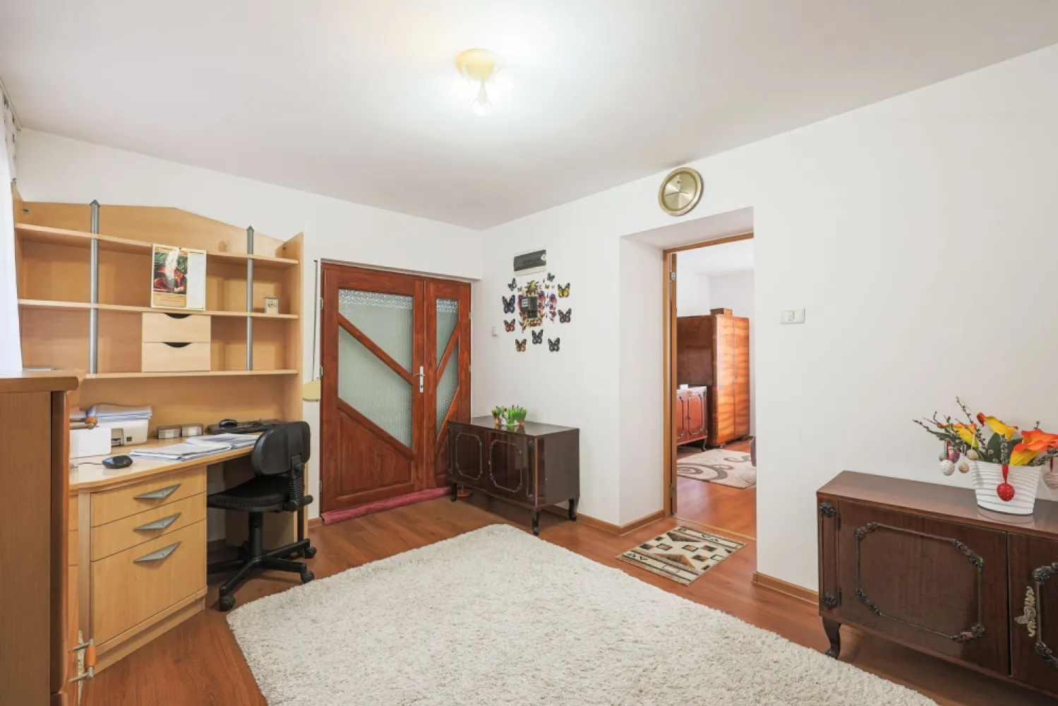 Preț redus! Casă în localitatea Turnu - Dacă îți dorești să te muți la casă și curte, această casă din Turnu, aflată la numai 17 minute de Arad, este alegerea potrivită pentru tine și familia ta.

✨ Caracteristici principale:

- 4 camere + bucătărie
- 2 băi 
cămară pentru alimente & cameră tehnică
garaj mare în curte
suprafață teren: 600 mp cu front stradal de 16 m

🔧 Îmbunătățiri și dotări:

izolație exterioară – eficiență termică ridicată
instalație electrică refăcută
geamuri PVC
aer condiționat
încălzire cu centrală proprie pe lemne

🏠 Casa este renovată și gata să devină un cămin primitor pentru noii proprietari.

📞 Pentru detalii și vizionări: 0742 267 773
👩‍💼 Contact: Andreea Szuchanszki – consultant imobiliar

Nu dispui de toată suma? Te ajutăm noi gratuit! Îți obținem oferte de la 16 bănci.

Ai o proprietate de vânzare în Arad și vrei să știi cât valorează cu adevărat?
Sună-mă pentru o evaluare gratuită, fără obligații.

Birou: ACASĂ | Agenție imobiliară Arad
Bulevardul Decebal 2, Arad 310133
