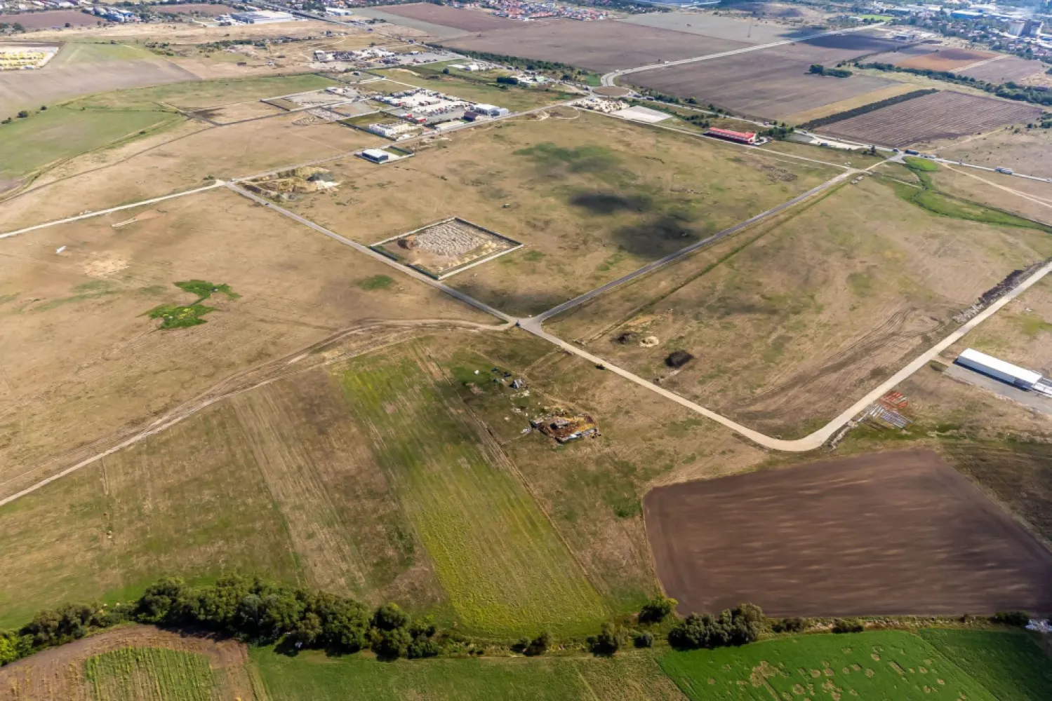Oportunitate – Teren industrial 1.926 mp lângă Centura Vest Arad - 📌 Detalii teren:
Suprafață: 1.926 mp (dar putem să vă punem la dispoziție și suprafețe mai mari)
Front stradal: 34 m
Localizare: foarte aproape de Centura de Vest Arad
Acces rapid la drumurile principale și infrastructura rutieră

✅ Avantaje:
Zonă industrială aflată în plină dezvoltare
Potrivit pentru hale de producție, depozite logistice, centre de distribuție sau fabrici
Accesibilitate și vizibilitate foarte bune
Poziționare strategică în hub-ul industrial Arad

💡 Ideal pentru companii care caută extindere sau pentru investitori interesați de un teren cu potențial ridicat de dezvoltare și randament pe termen lung.

Nu dispui de toată suma? Te ajutăm noi gratuit! Îți obținem oferte de la 16 bănci.

Ai o proprietate de vânzare în Arad și vrei să știi cât valorează cu adevărat?
Sună-mă pentru o evaluare gratuită, fără obligații.

📲 Contact:
Lucian Marc – Consultant Imobiliar Acasă Arad
Tel: 0746 093 329

Birou: ACASA | Agenție Imobiliară Arad
📍 Bulevardul Decebal 2, Arad 310133