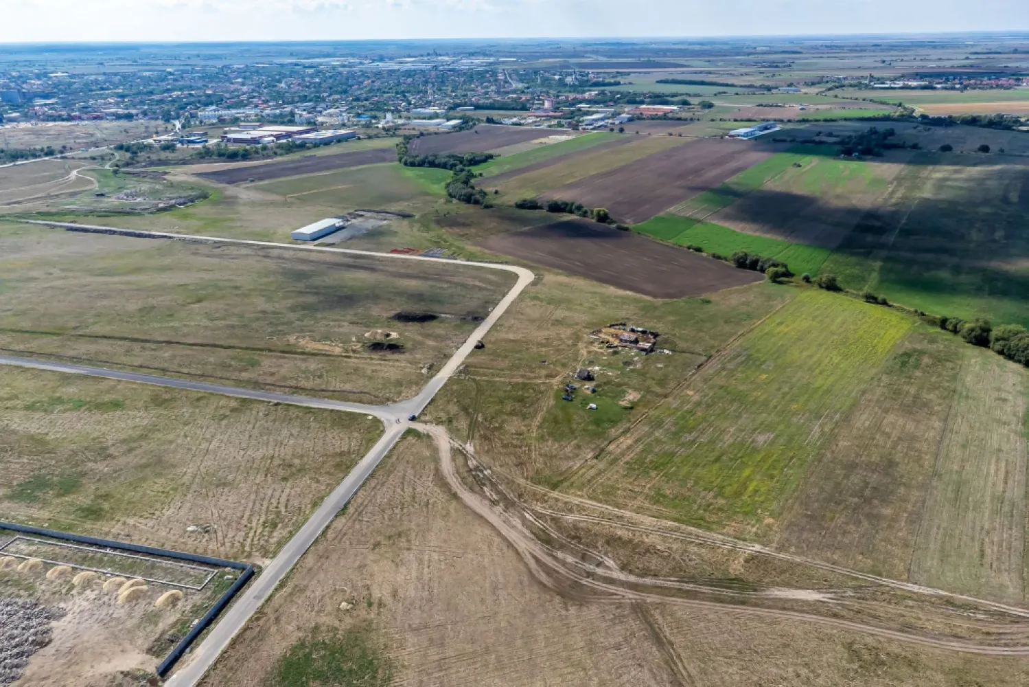 Oportunitate – Teren industrial 1.926 mp lângă Centura Vest Arad - 📌 Detalii teren:
Suprafață: 1.926 mp (dar putem să vă punem la dispoziție și suprafețe mai mari)
Front stradal: 34 m
Localizare: foarte aproape de Centura de Vest Arad
Acces rapid la drumurile principale și infrastructura rutieră

✅ Avantaje:
Zonă industrială aflată în plină dezvoltare
Potrivit pentru hale de producție, depozite logistice, centre de distribuție sau fabrici
Accesibilitate și vizibilitate foarte bune
Poziționare strategică în hub-ul industrial Arad

💡 Ideal pentru companii care caută extindere sau pentru investitori interesați de un teren cu potențial ridicat de dezvoltare și randament pe termen lung.

Nu dispui de toată suma? Te ajutăm noi gratuit! Îți obținem oferte de la 16 bănci.

Ai o proprietate de vânzare în Arad și vrei să știi cât valorează cu adevărat?
Sună-mă pentru o evaluare gratuită, fără obligații.

📲 Contact:
Lucian Marc – Consultant Imobiliar Acasă Arad
Tel: 0746 093 329

Birou: ACASA | Agenție Imobiliară Arad
📍 Bulevardul Decebal 2, Arad 310133