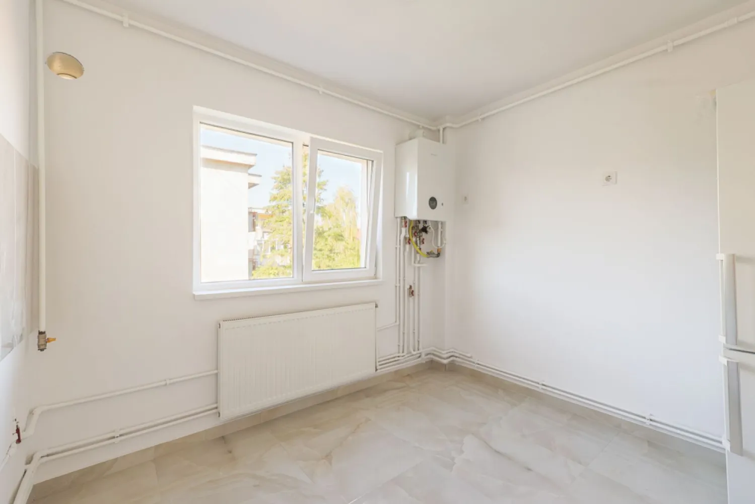 PRET NOU Apartament 2 camere - renovat - Piața Catedralei - COMISION 0 - Vă propun spre vânzare un apartament spațios și luminos de 2 camere, situat la etajul 3/4, în zona centrală Piața Catedralei – o zonă liniștită, cu spații verzi, dar totodată în plină dezvoltare.

✔ Suprafață: 78 mp construiți (conform CF)
✔ Compartimentare:
- living generos
- dormitor
- bucătărie cu cămară
- hol spațios
- baie cu cadă
- 2 balcoane (unul închis)

✔ Dotări și beneficii:
- renovat complet în 2025
- centrală termică pe gaz
- aparat de aer condiționat
- apartament luminos, cu vedere deschisă
- se vinde parțial mobilat

Principalul avantaj al acestui apartament este poziționarea excelentă: aproape de centrul orașului, într-o zonă liniștită și verde, ideală pentru rezidență sau investiție

📞 Pentru mai multe detalii și pentru a programa o vizionare, nu ezita să mă contactezi:
Daniel Hord – Consultant imobiliar - 0755 274 519.

Nu dispui de toată suma? Te ajutăm noi gratuit! Îți obținem oferte de la 16 bănci
Ai o proprietate de vânzare în Arad și vrei să știi cât valorează cu adevărat?
Sună-mă pentru o evaluare GRATUITĂ!