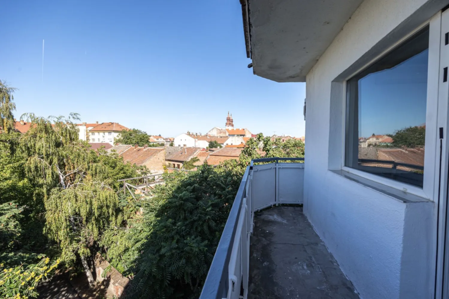 PRET NOU Apartament 2 camere - renovat - Piața Catedralei - COMISION 0 - Vă propun spre vânzare un apartament spațios și luminos de 2 camere, situat la etajul 3/4, în zona centrală Piața Catedralei – o zonă liniștită, cu spații verzi, dar totodată în plină dezvoltare.

✔ Suprafață: 78 mp construiți (conform CF)
✔ Compartimentare:
- living generos
- dormitor
- bucătărie cu cămară
- hol spațios
- baie cu cadă
- 2 balcoane (unul închis)

✔ Dotări și beneficii:
- renovat complet în 2025
- centrală termică pe gaz
- aparat de aer condiționat
- apartament luminos, cu vedere deschisă
- se vinde parțial mobilat

Principalul avantaj al acestui apartament este poziționarea excelentă: aproape de centrul orașului, într-o zonă liniștită și verde, ideală pentru rezidență sau investiție

📞 Pentru mai multe detalii și pentru a programa o vizionare, nu ezita să mă contactezi:
Daniel Hord – Consultant imobiliar - 0755 274 519.

Nu dispui de toată suma? Te ajutăm noi gratuit! Îți obținem oferte de la 16 bănci
Ai o proprietate de vânzare în Arad și vrei să știi cât valorează cu adevărat?
Sună-mă pentru o evaluare GRATUITĂ!