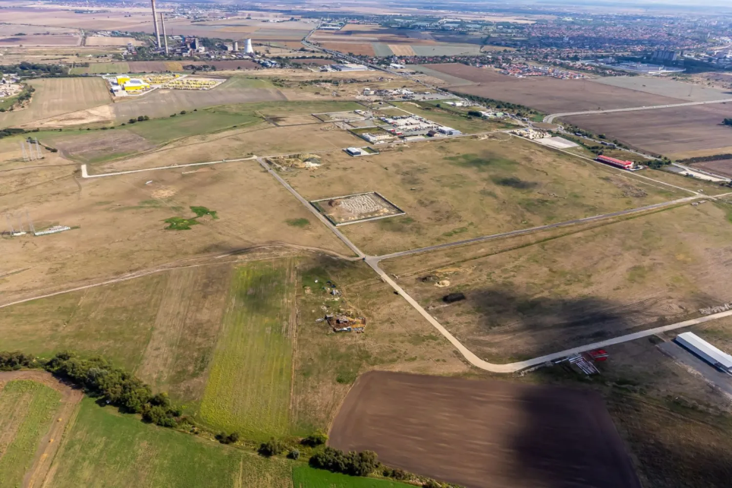 Oportunitate – Teren industrial 1.663 mp lângă Centura Vest Arad - Vă propunem spre vânzare un teren industrial cu potențial deosebit, cu acces direct din Centura de Vest a Aradului.

📌 Detalii teren:
Suprafață: 1.663 mp (dar putem să vă punem la dispoziție și suprafețe mai mari)
Regim: intravilan, cu acces facil la drumurile principale
Front stradal: 34 m
Acces imediat la Centura Aradului și la infrastructura rutieră strategică

✅ Avantaje majore:
Zonă industrială și logistică aflată în plină expansiune
Potrivit pentru construcția de hale de producție, spații de depozitare, centre de distribuție sau fabrici
Poziționare excelentă pentru vizibilitate și accesibilitate
Arad este deja un hub industrial recunoscut, iar cererea pentru astfel de terenuri este în continuă creștere

💡 De ce merită această investiție?
Acest teren reprezintă o alegere strategică pentru companii care caută să se extindă rapid într-o zonă cu infrastructură solidă și acces la principalele artere rutiere. De asemenea, este ideal pentru investitori care urmăresc siguranța plasamentului și un randament ridicat pe termen lung, datorită creșterii constante a valorii zonei.

Nu dispui de toată suma? Te ajutăm noi gratuit! Îți obținem oferte de la 16 bănci.

Ai o proprietate de vânzare în Arad și vrei să știi cât valorează cu adevărat?
Sună-mă pentru o evaluare gratuită, fără obligații.

📲 Contact pentru vizionare și detalii:
Lucian Marc – Consultant Imobiliar Acasă Arad
Tel: 0746 093 329

Birou: ACASA | Agenție Imobiliară Arad
📍 Bulevardul Decebal 2, Arad 310133